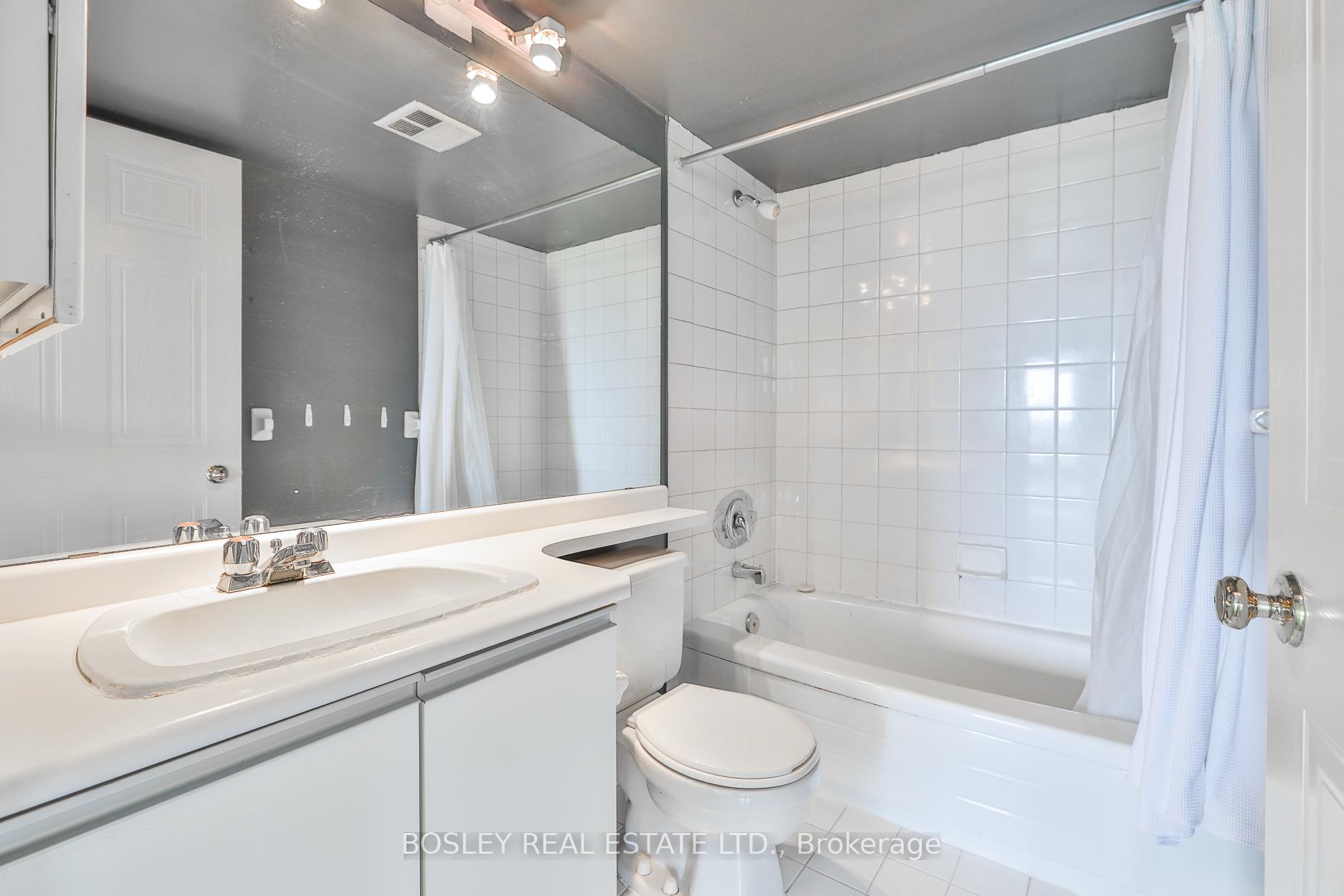2 Bedrooms Condo at 3 Hickory Tree, Toronto For sale