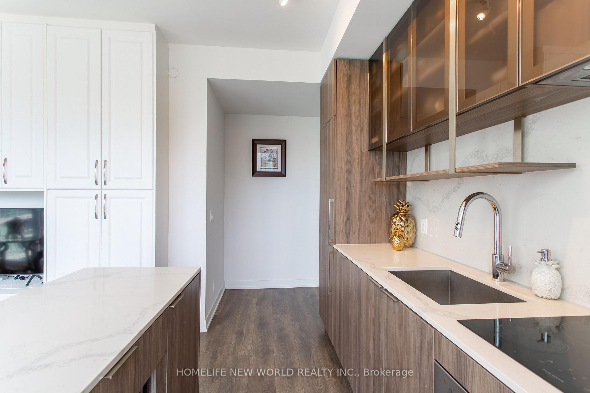 2 Bedrooms Condo at 15 Holmes, Toronto For sale