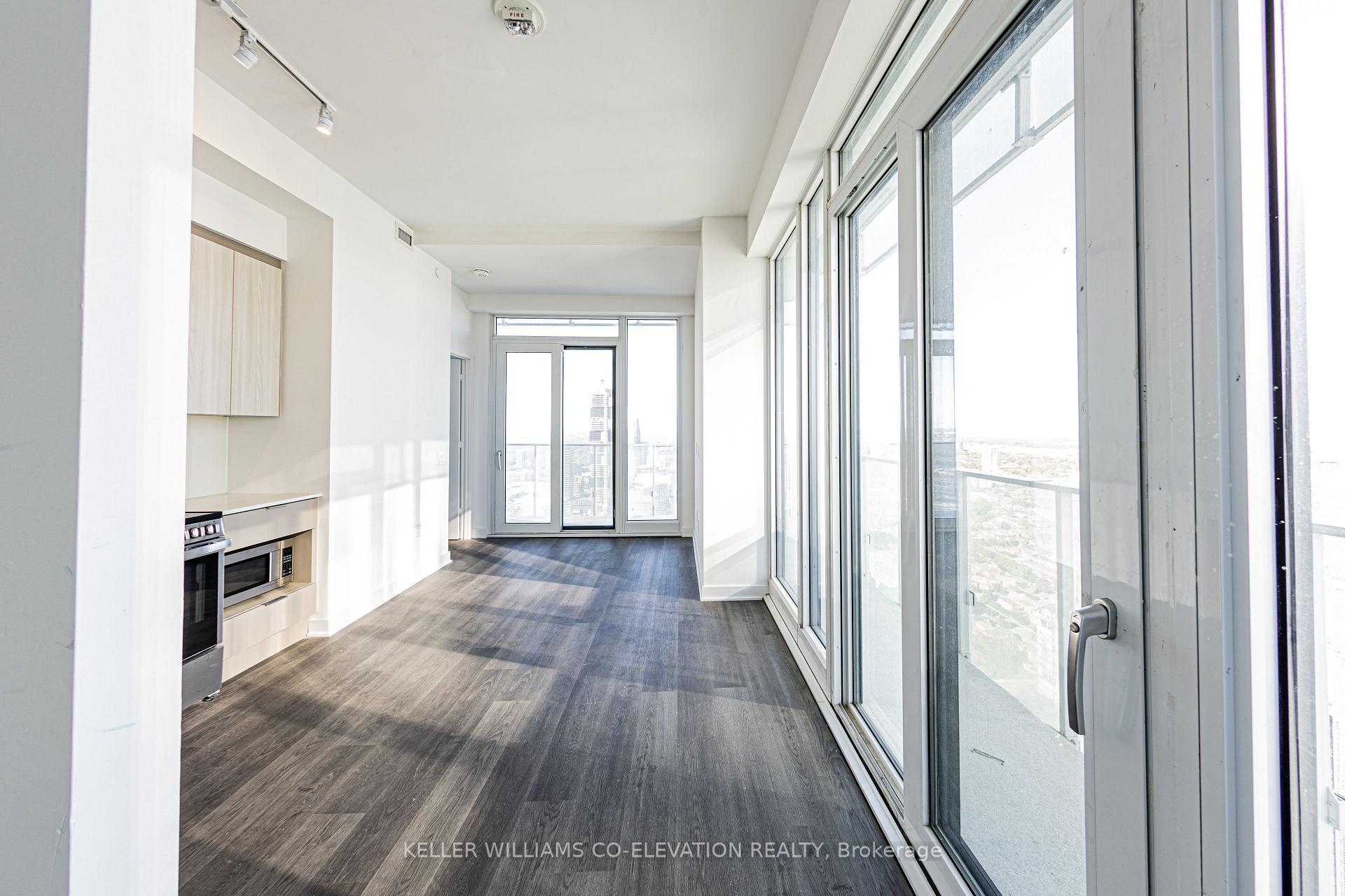3 Bedrooms Condo at 3900 Confederation, Mississauga For sale