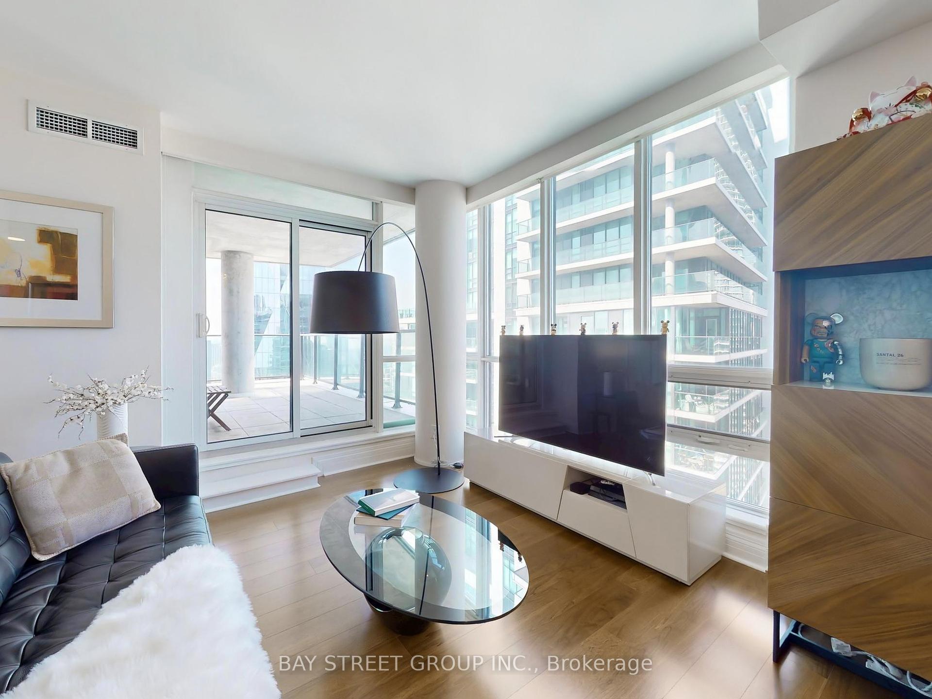 3 Bedrooms Condo at 33 BAY, Toronto For sale