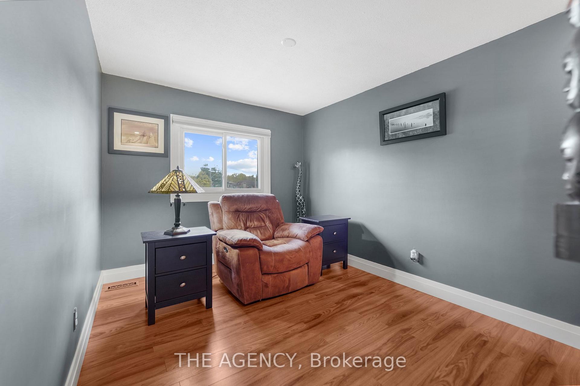 3 Bedrooms Condo at 965 Francis, Burlington For sale