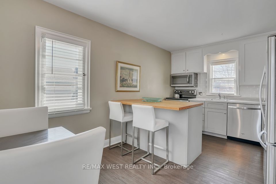 15 Parkside Drive, Barrie, ON L4N 1W7
