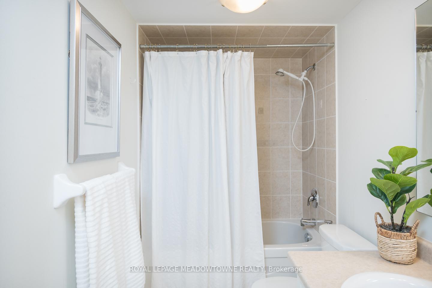 4 Bedrooms Condo at 3355 Thomas, Mississauga For sale