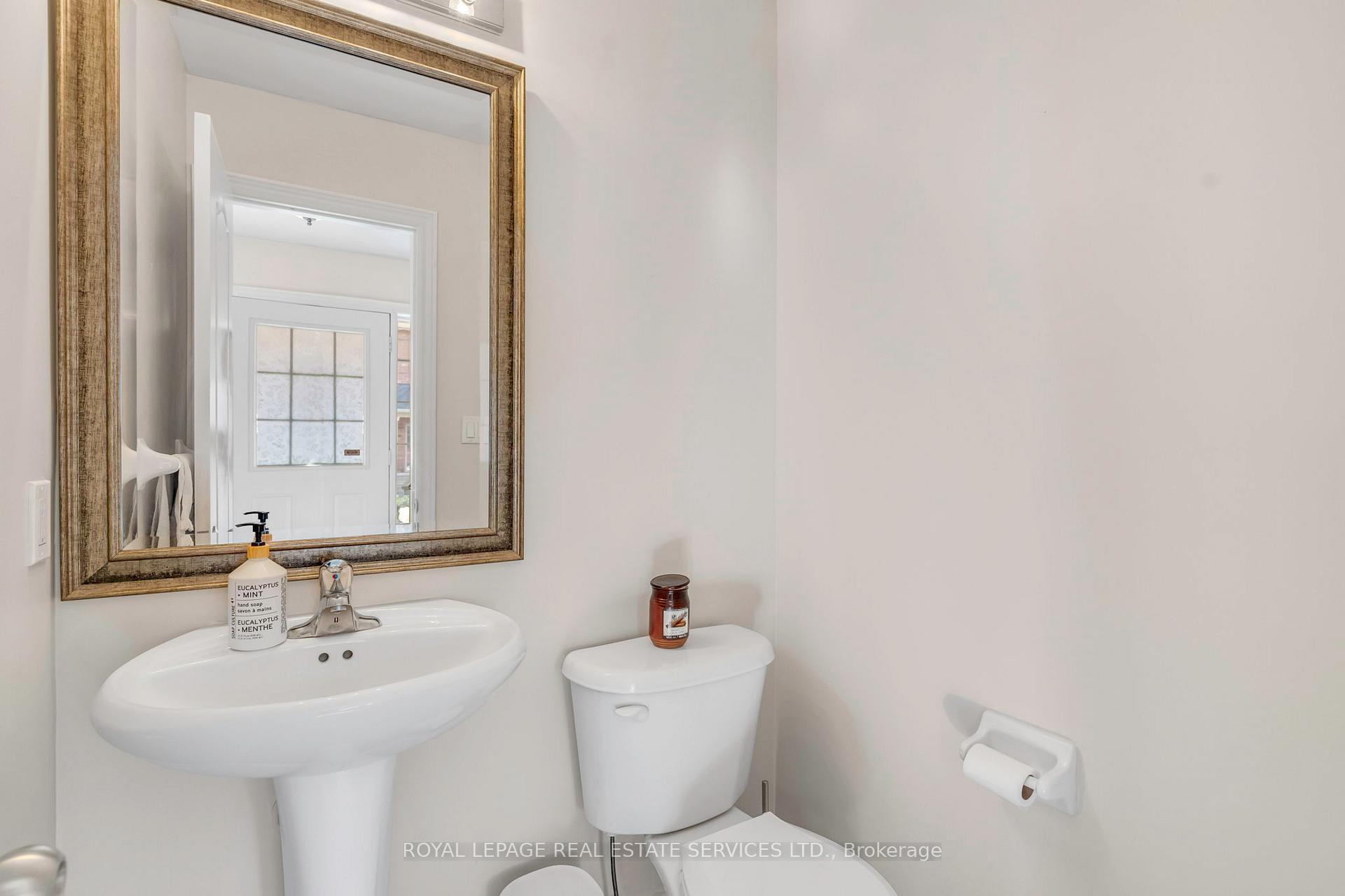 3 Bedrooms Condo at 3040 Fifth, Mississauga For sale
