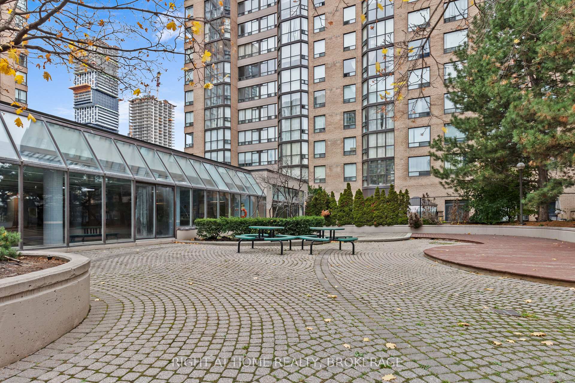2 Bedrooms Condo at 285 Enfield, Mississauga For sale