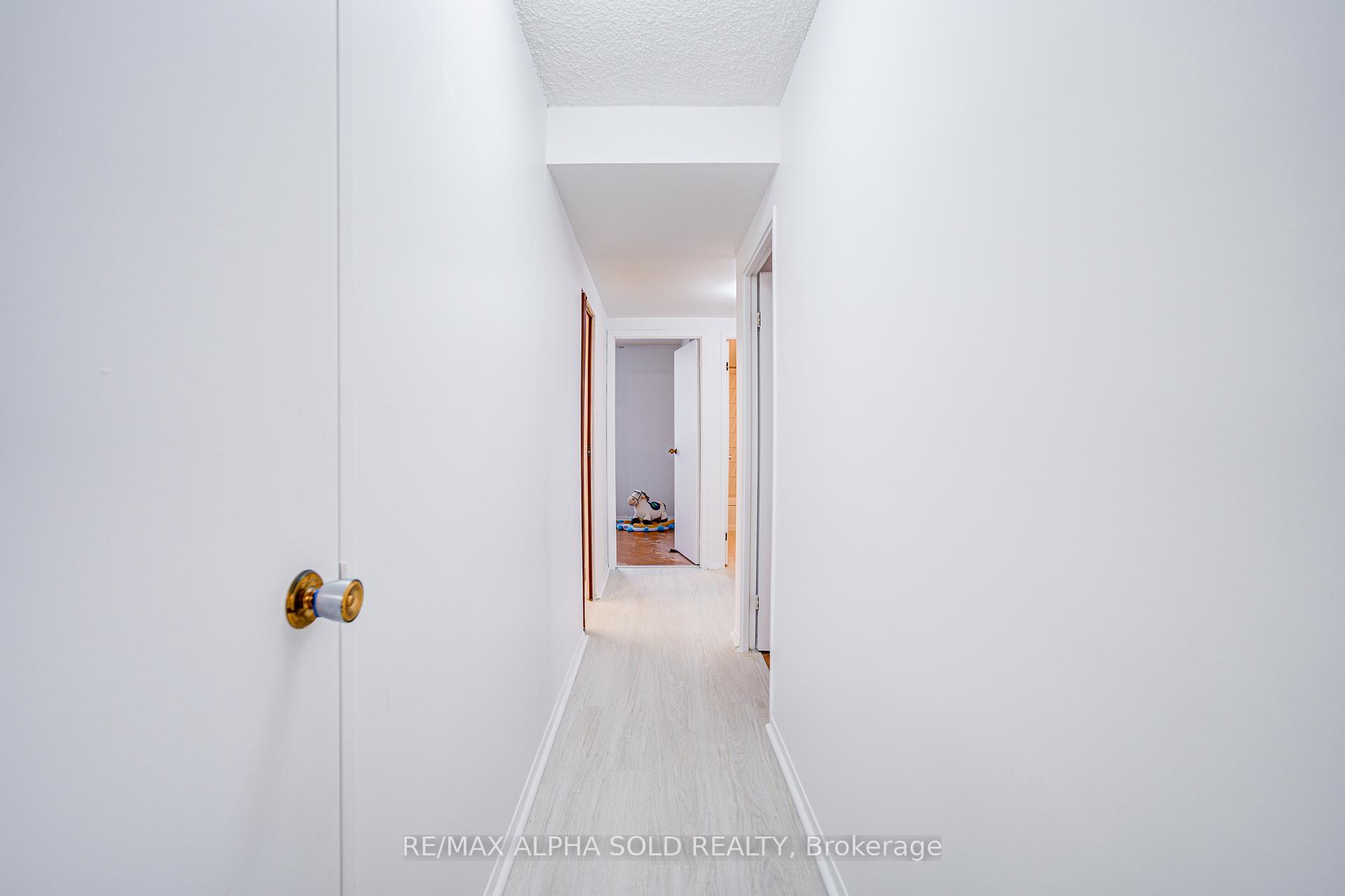 3 Bedrooms Condo at 100 Echo Point, Toronto For sale