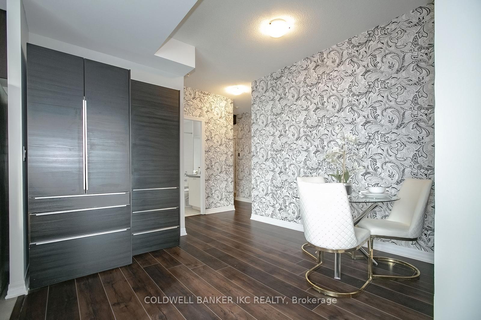 2 Bedrooms Condo at 223 Webb, Mississauga For sale