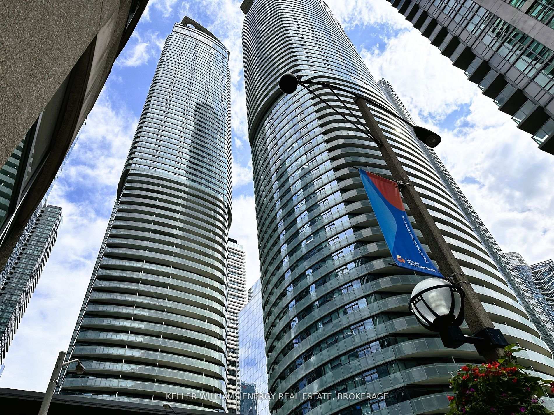 2 Bedrooms Condo at 12 York, Toronto For sale