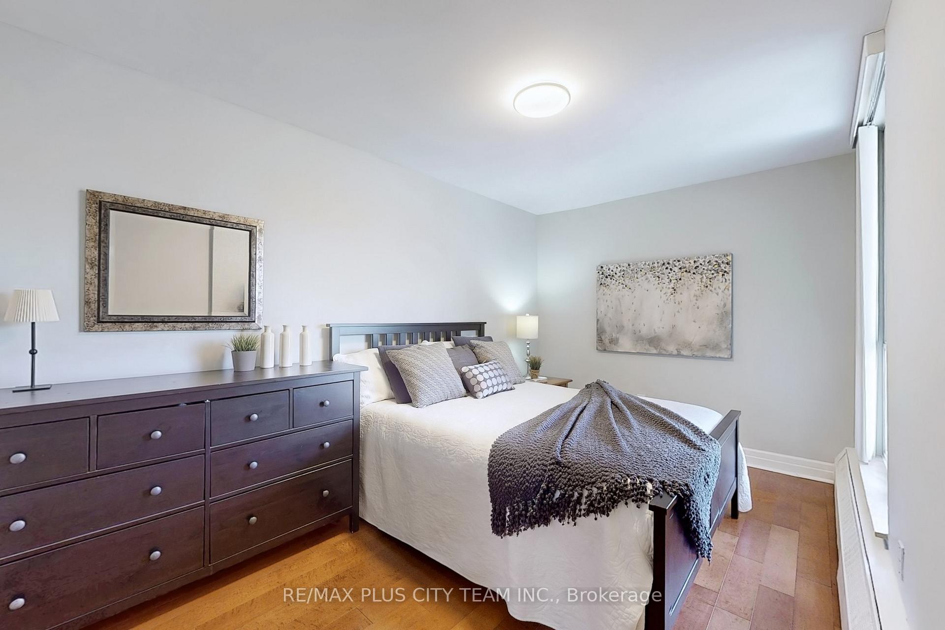 4 Bedrooms Condo at 35 Ormskirk, Toronto For sale