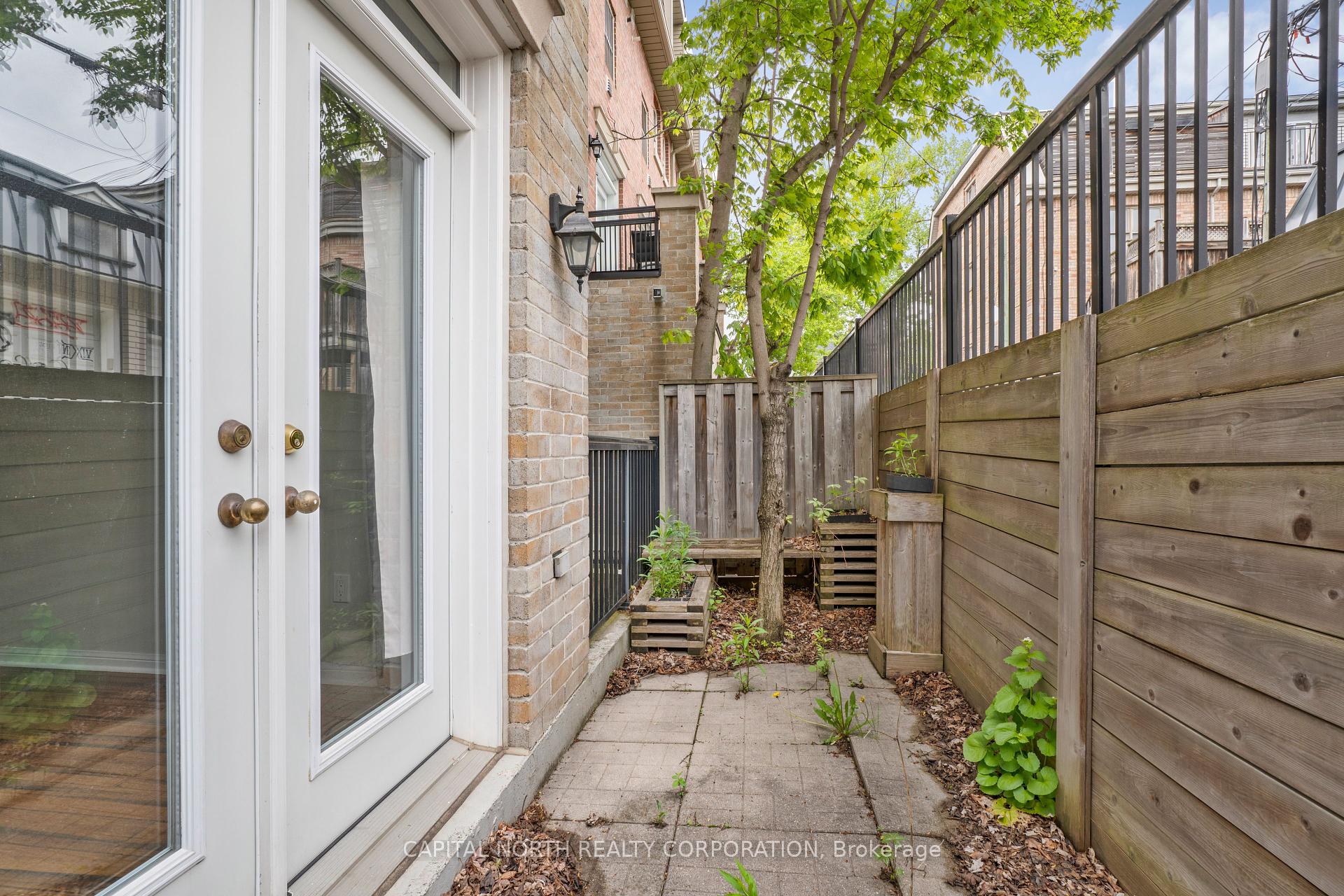 3 Bedrooms Condo at 51 Halton, Toronto For sale
