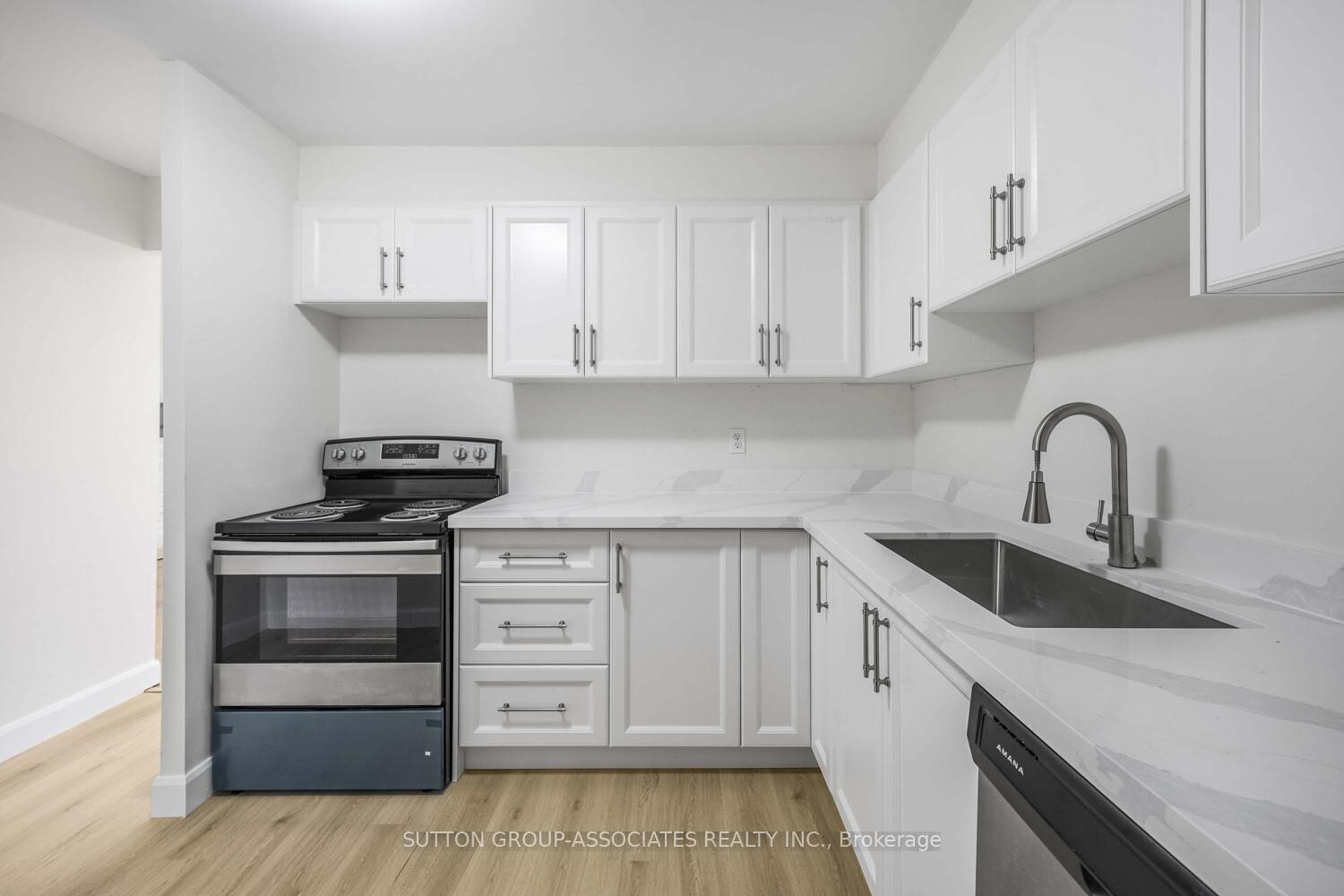 3 Bedrooms Condo at 1300 Marlborough, Oakville For sale