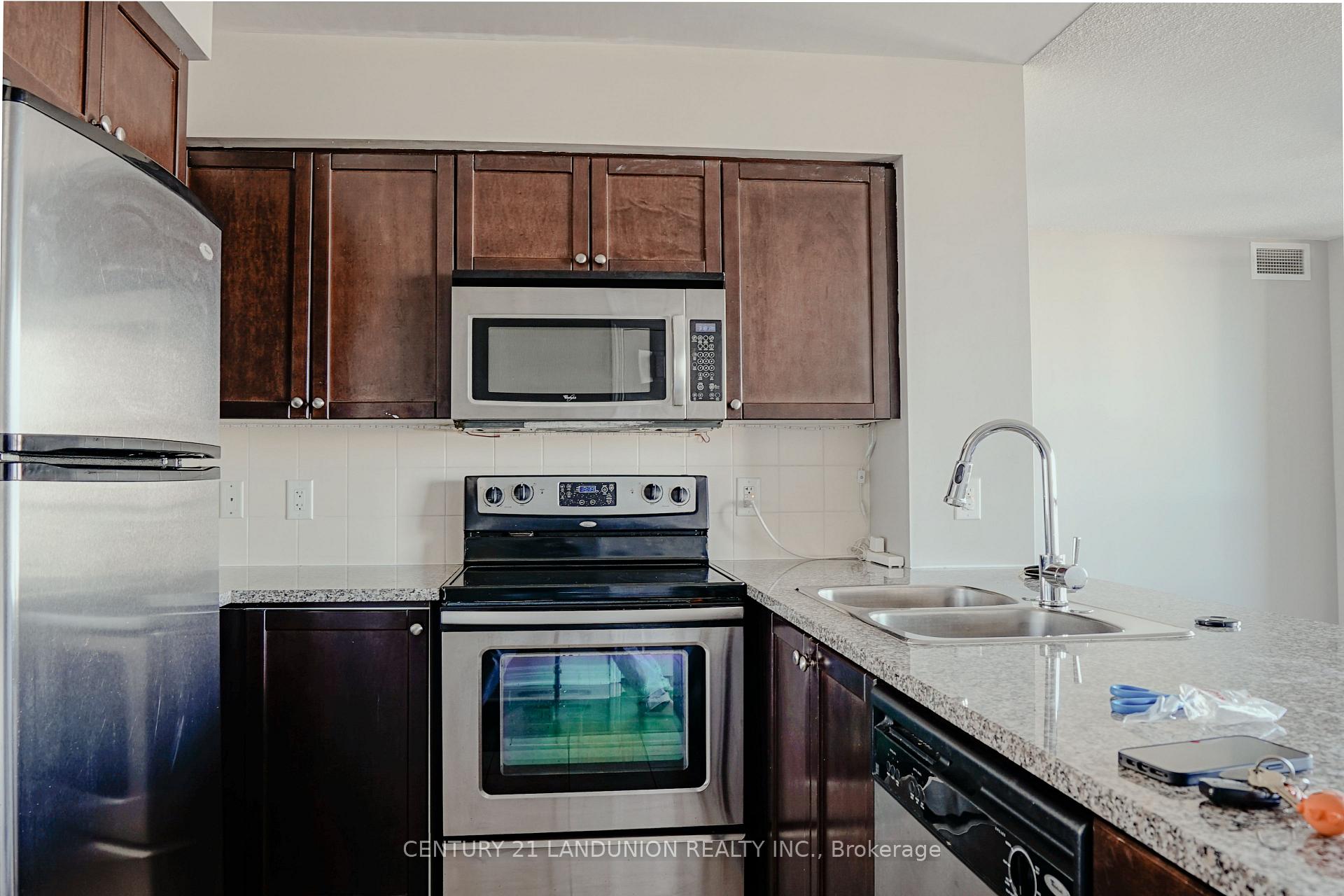 2 Bedrooms Condo at 208 Enfield, Mississauga For sale
