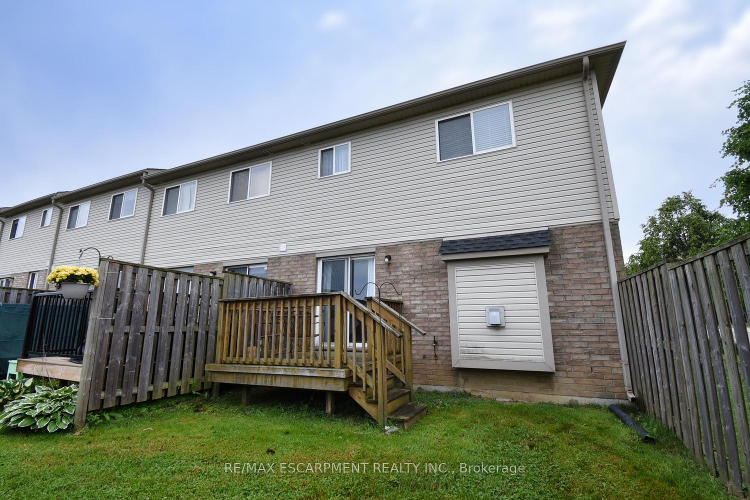 3 Bedrooms Condo at 7 Southside, Hamilton For sale