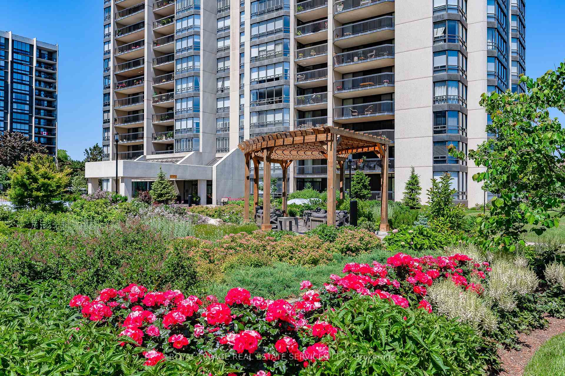 2 Bedrooms Condo at 2180 Marine,  Oakville For sale