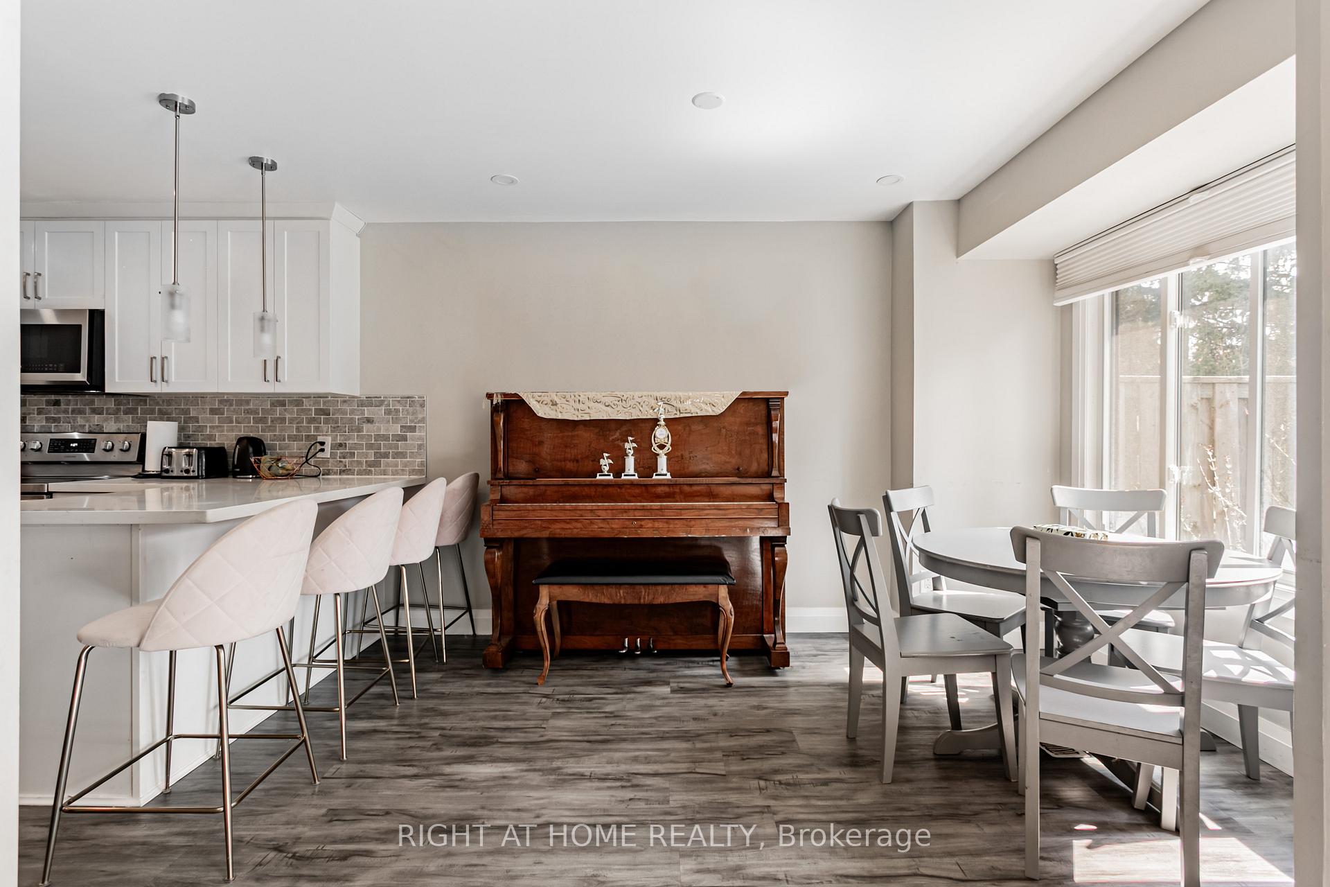 3 Bedrooms Condo at 3345 Silverado, Mississauga For sale