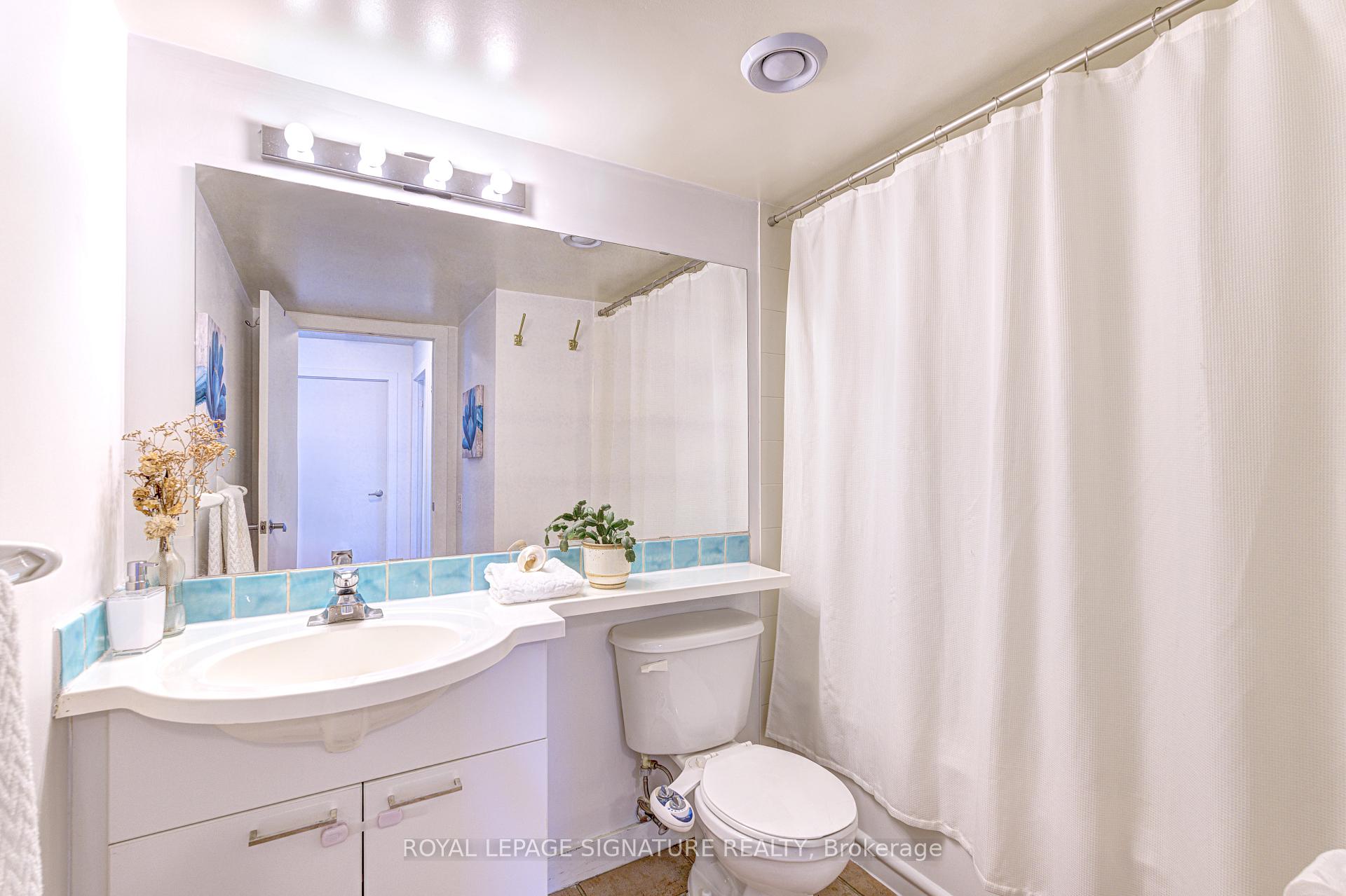 2 Bedrooms Condo at 77 Lombard, Toronto For sale
