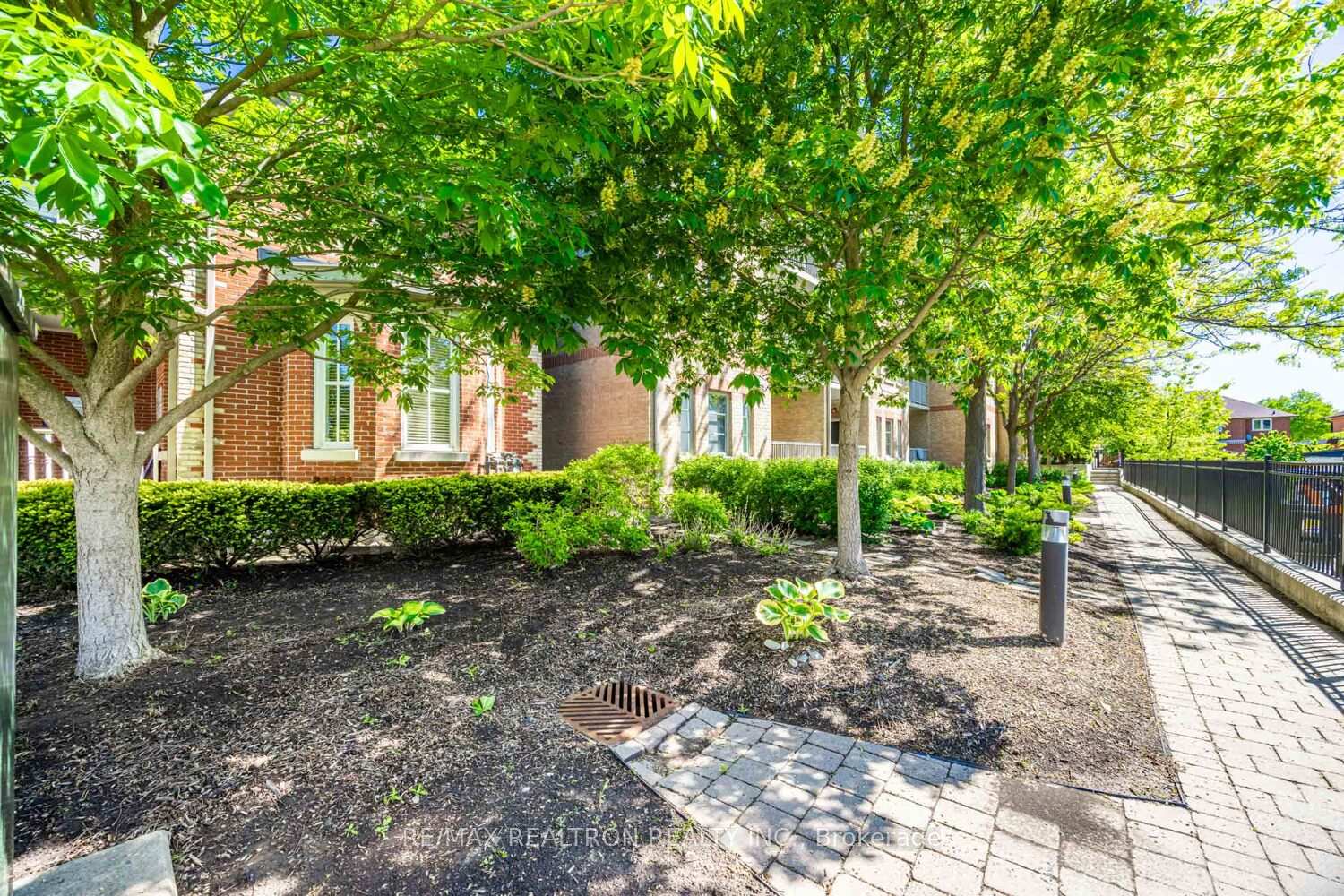 2 Bedrooms Condo at 9901 Keele, Vaughan For sale