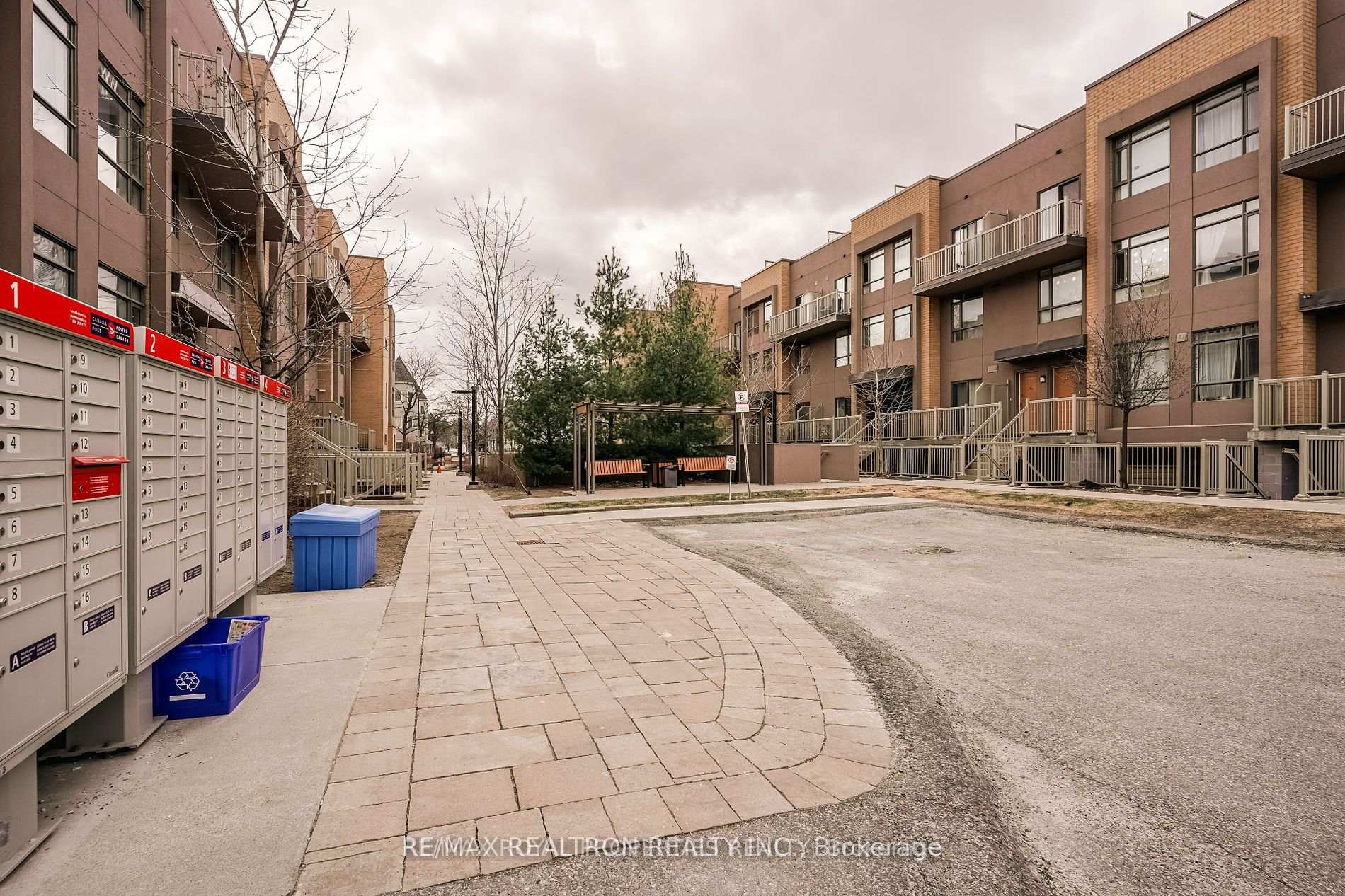 2 Bedrooms Condo at 80 Orchid Place, Toronto For sale