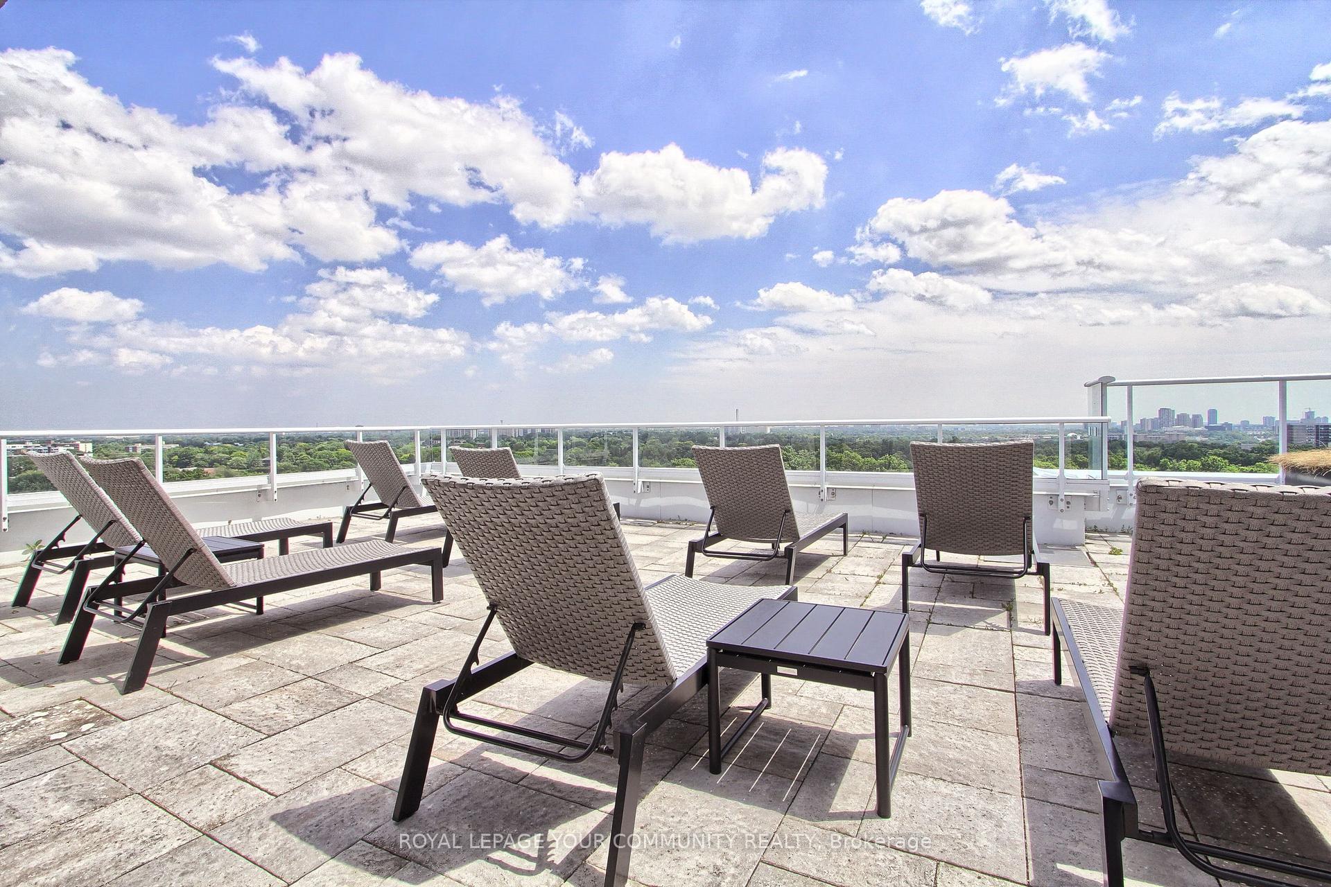 2 Bedrooms Condo at 10 Deerlick, Toronto For sale