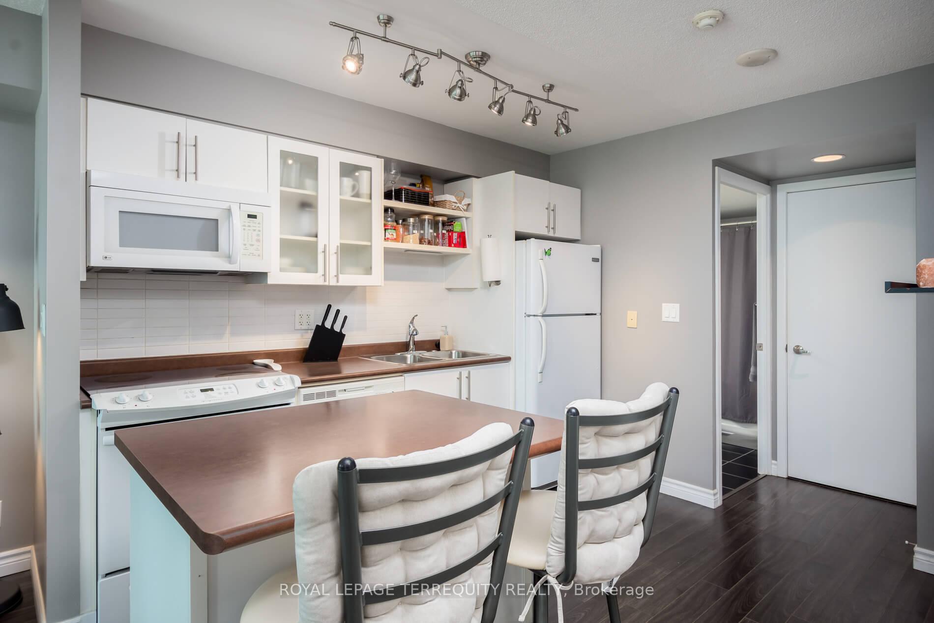 2 Bedrooms Condo at 600 Fleet, Toronto For sale