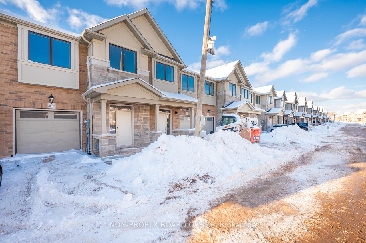 3 Bedrooms Condo at 2184 Postmaster,  Oakville For sale