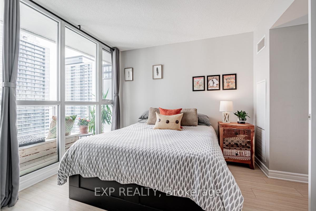 2 Bedrooms Condo at 85 Queens Wharf, Toronto For sale
