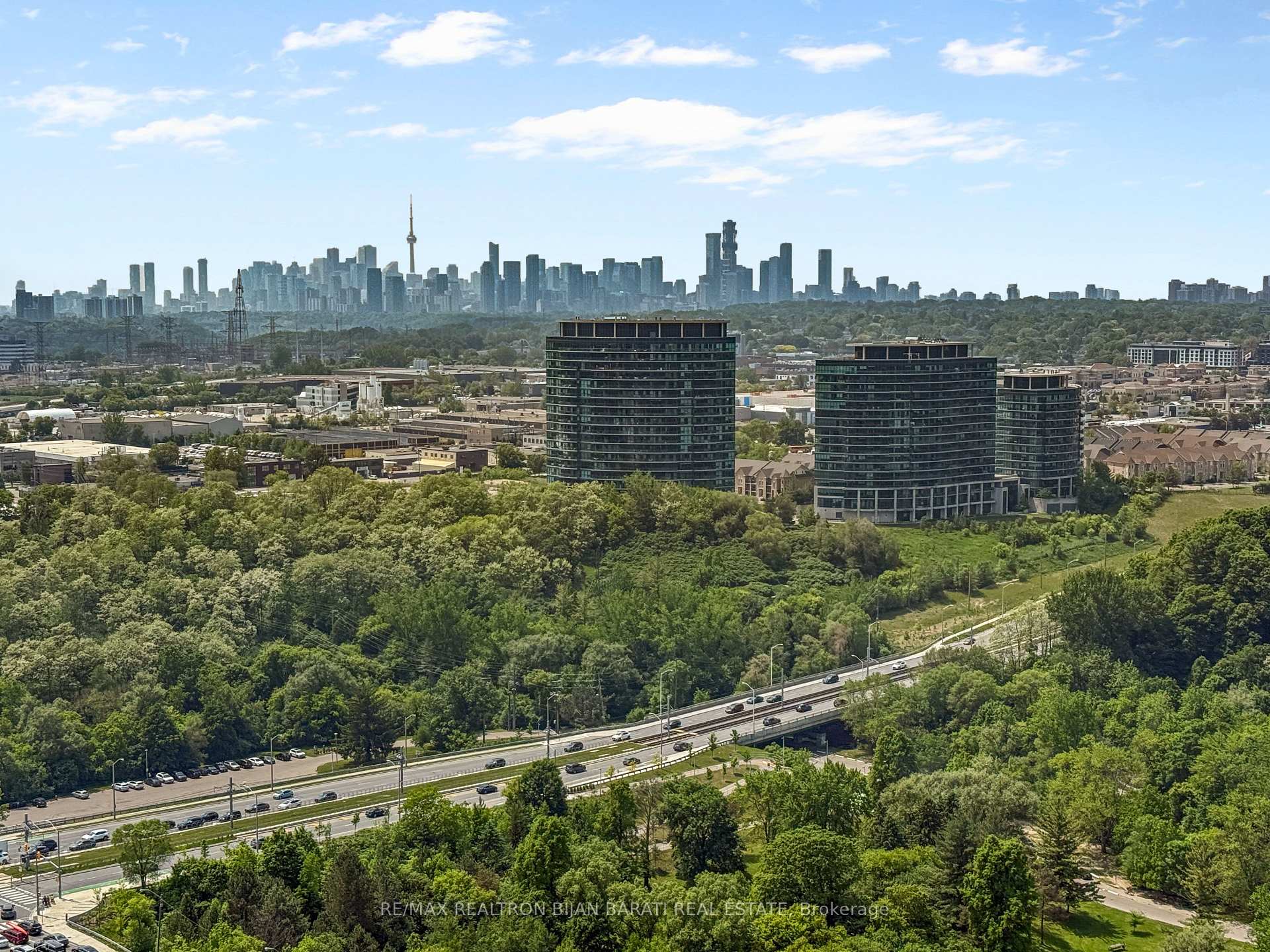 3 Bedrooms Condo at 10 Inn On The Park, Toronto For sale