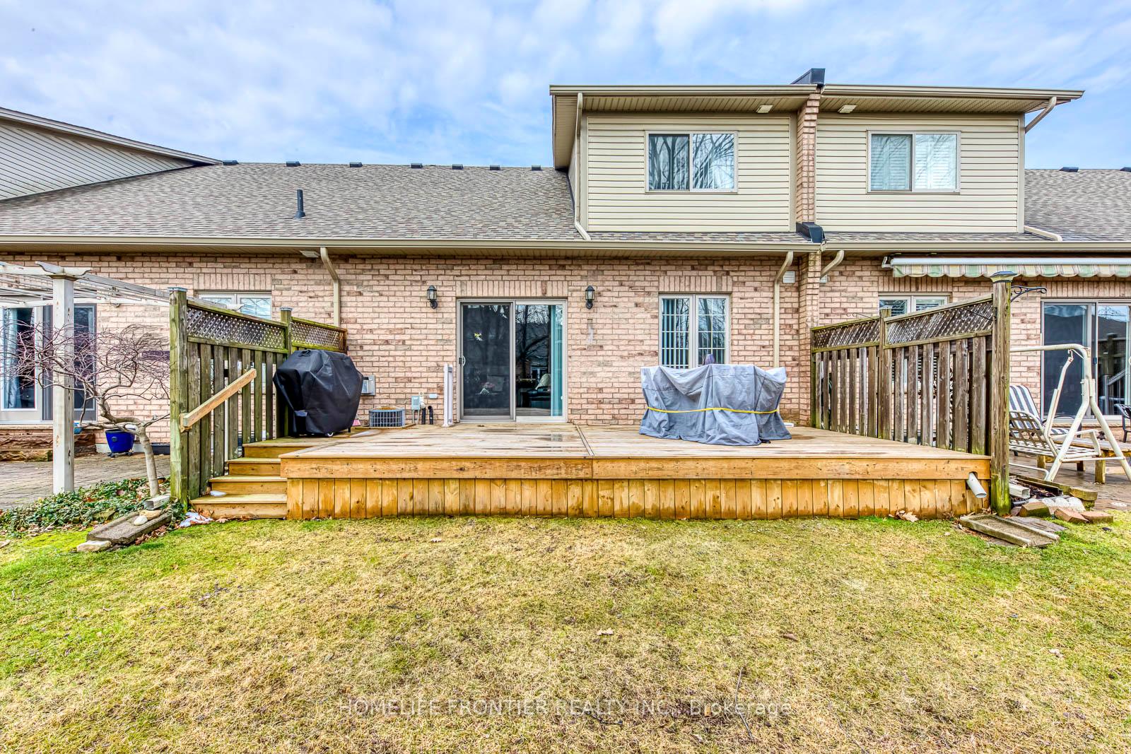 4 Bedrooms Condo at 90 Oakhampton,  Hamilton For sale
