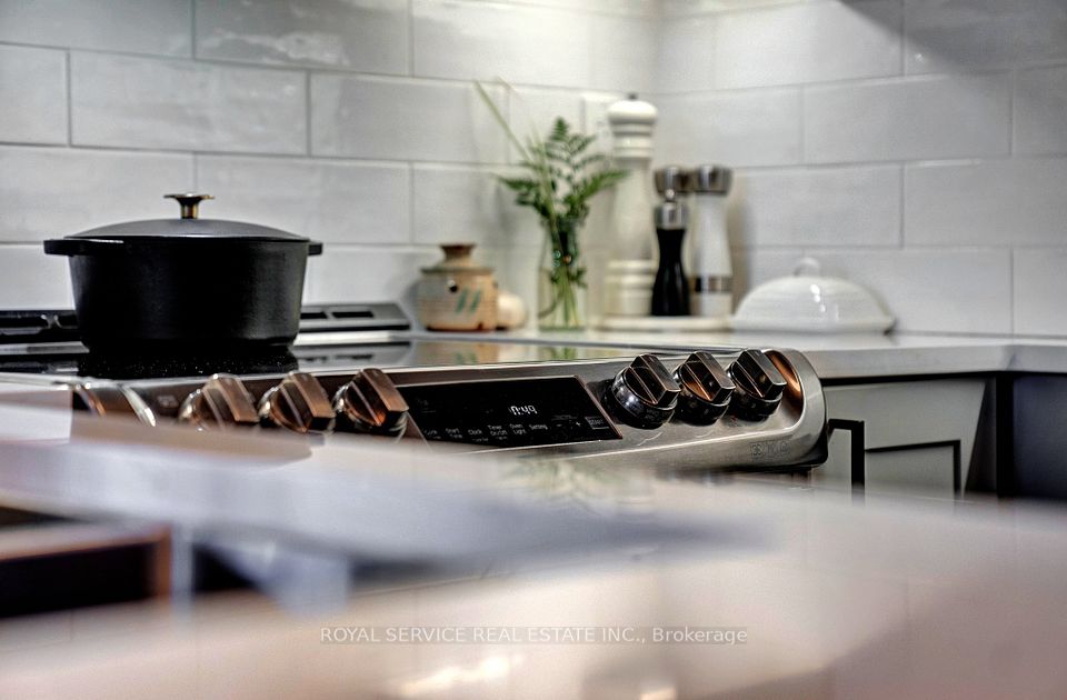 Induction Oven, Gorgeous Backsplash