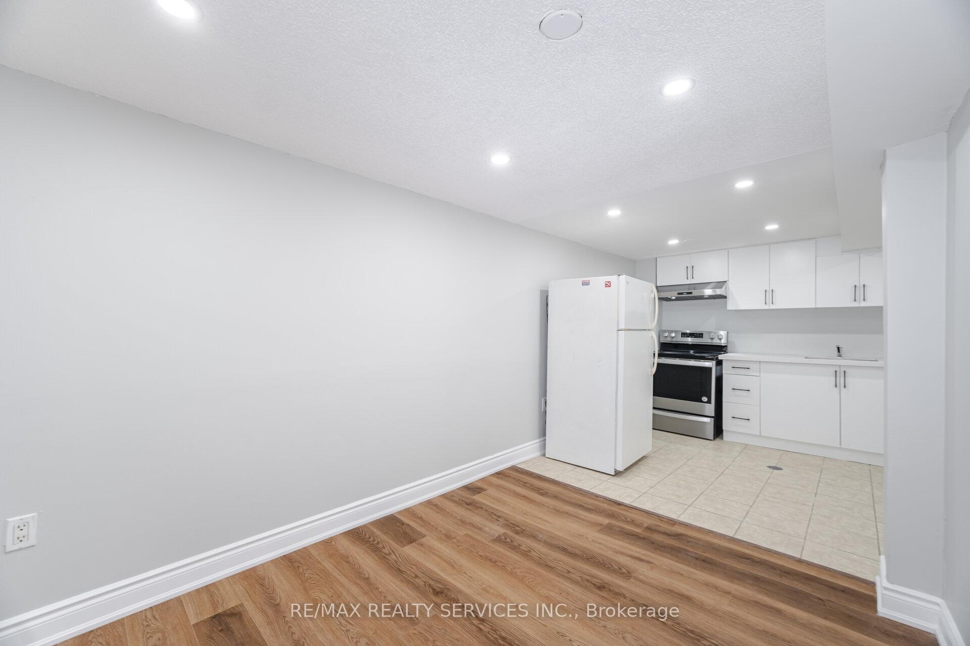 5 Bedrooms Condo at 3525 Brandon Gate, Mississauga For sale