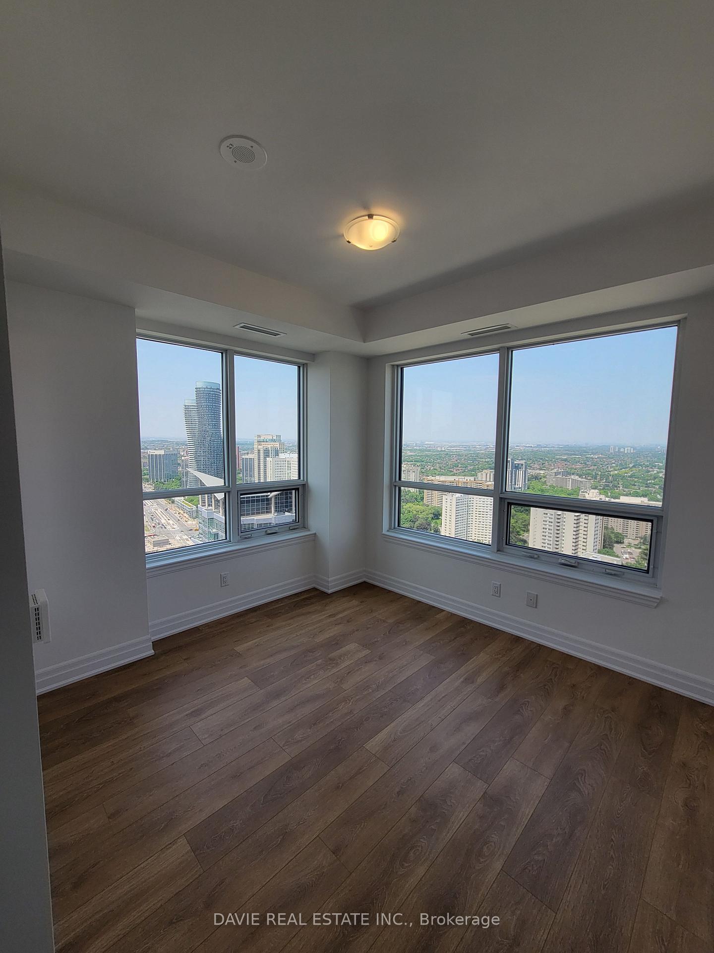 2 Bedrooms Condo at 30 Elm, Mississauga For sale