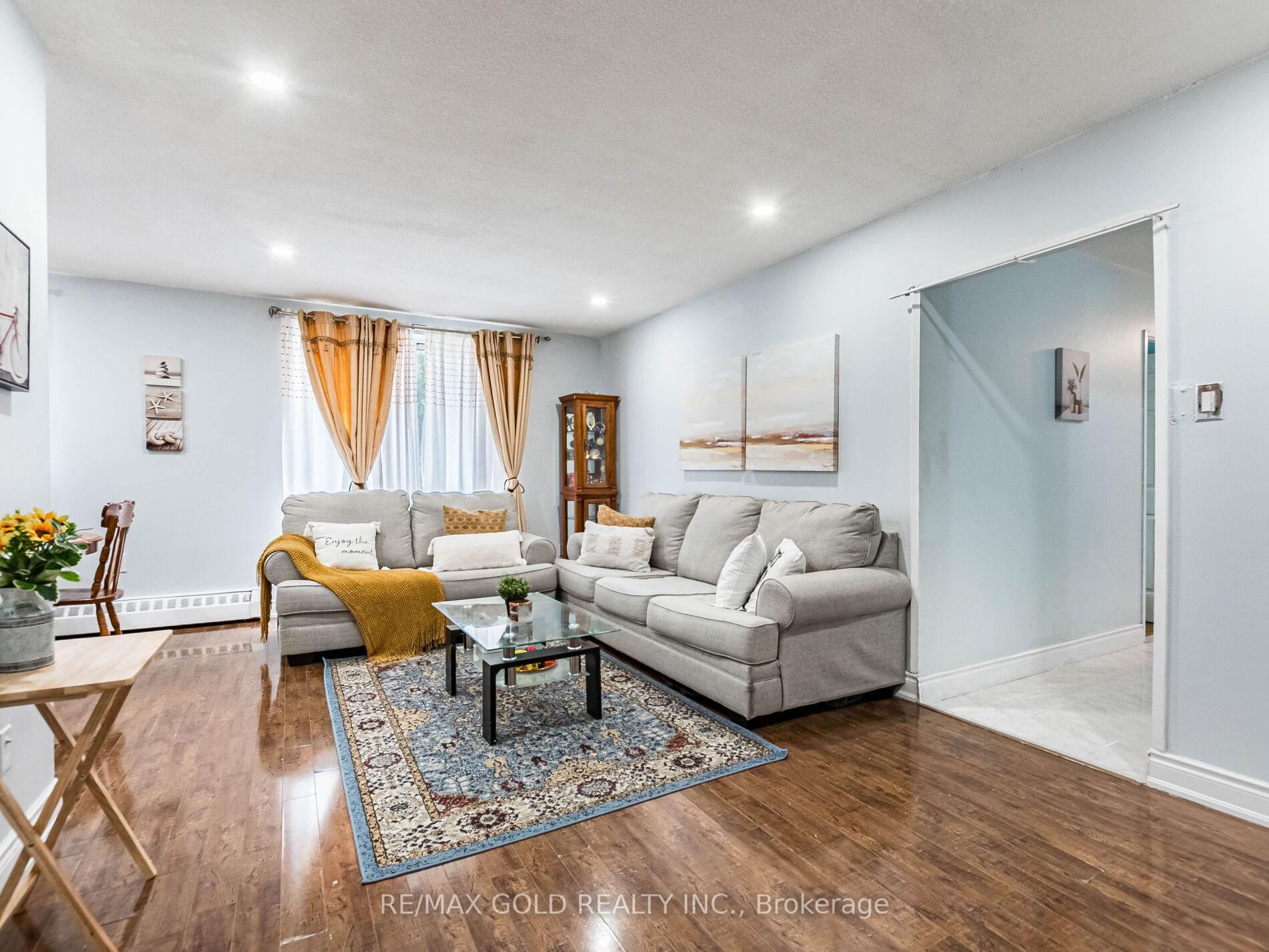 3 Bedrooms Condo at 3555 Derry,  Mississauga For sale