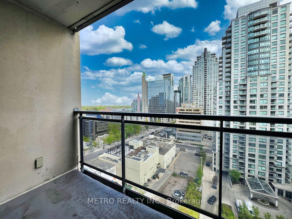 3 Bedrooms Condo at 18 Hollywood, Toronto For sale