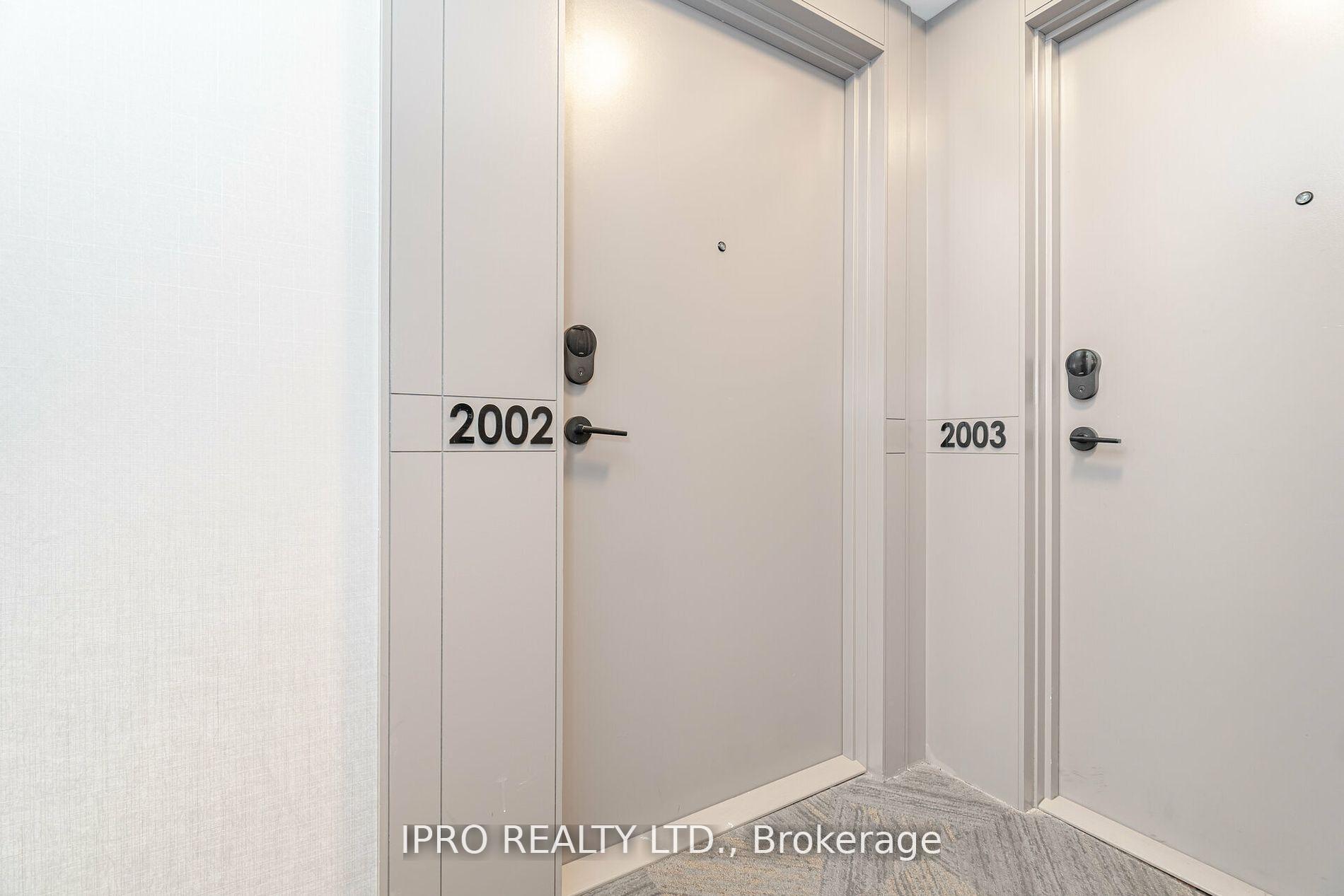 3 Bedrooms Condo at 4675 Metcalfe, Mississauga For sale