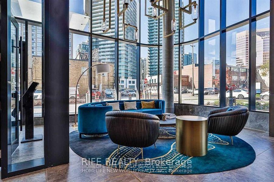3 Bedrooms Condo at 15 Holmes, Toronto For sale