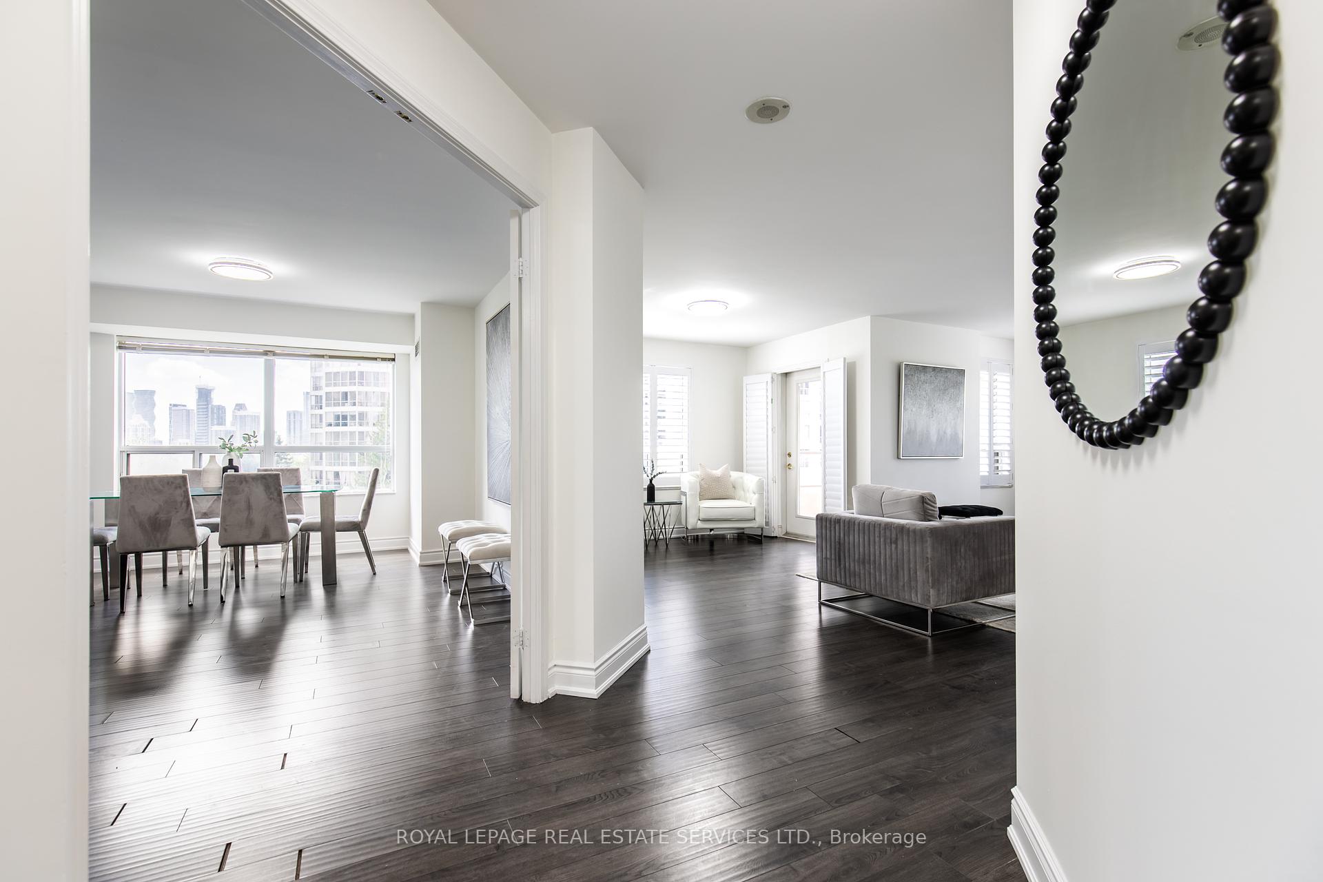 3 Bedrooms Condo at 25 Kingsbridge Garden, Mississauga For sale