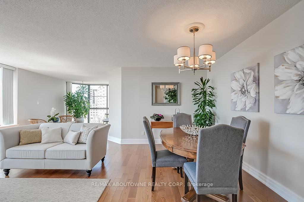 2 Bedrooms Condo at 1230 Marlborough,  Oakville For sale