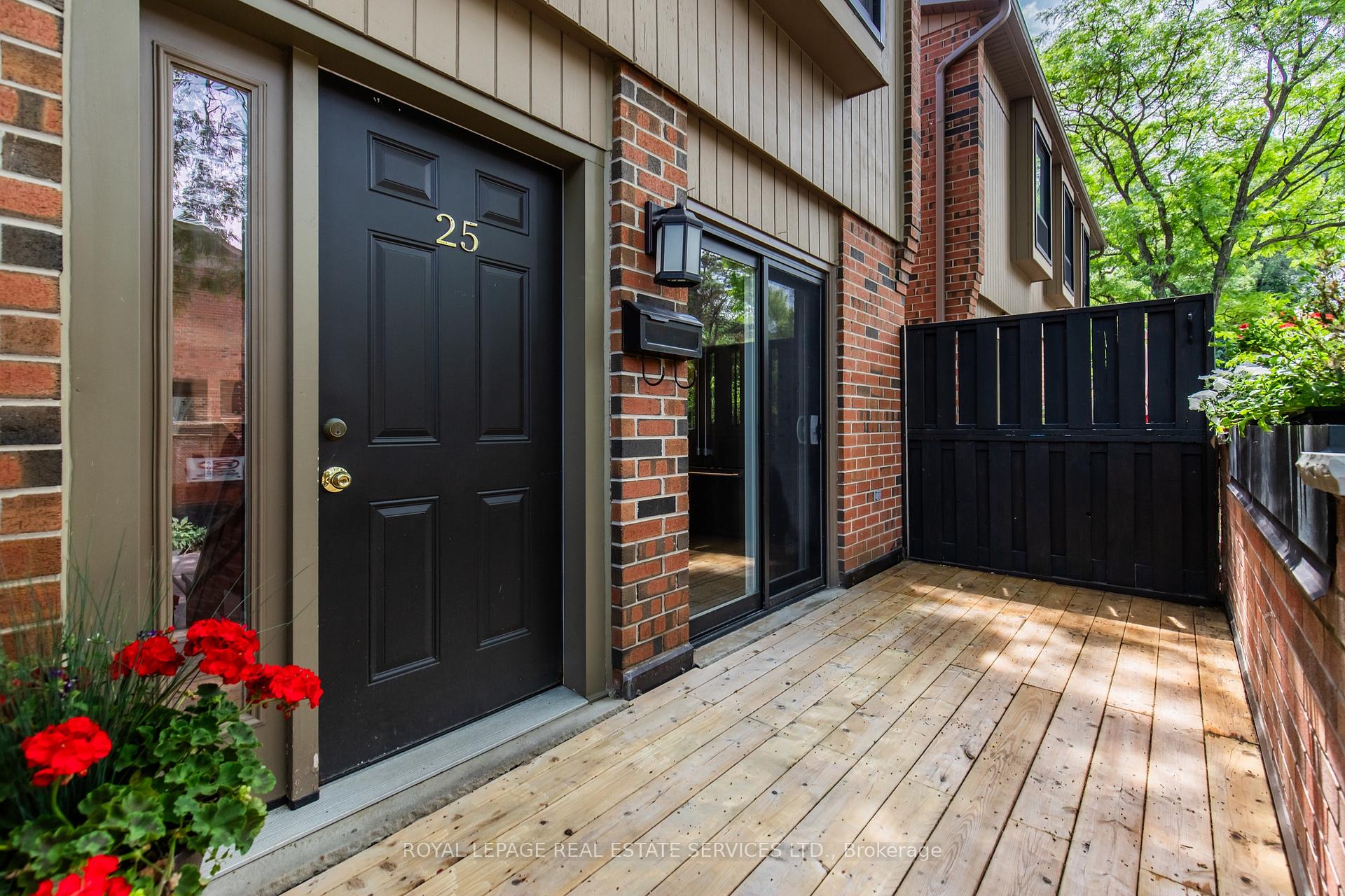 3 Bedrooms Condo at 3122 Lakeshore, Oakville For sale
