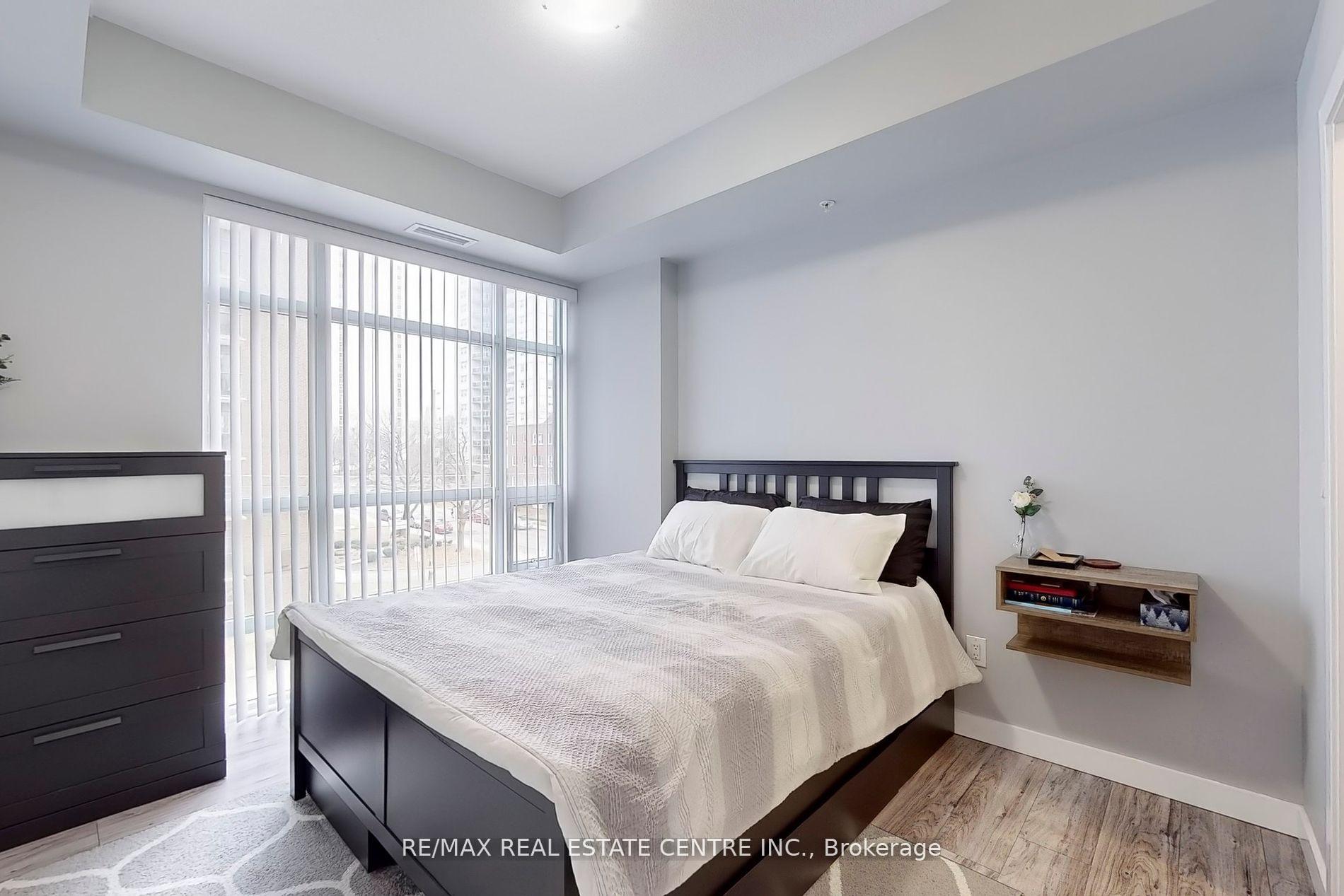 2 Bedrooms Condo at 81 Robinson,  Hamilton For sale