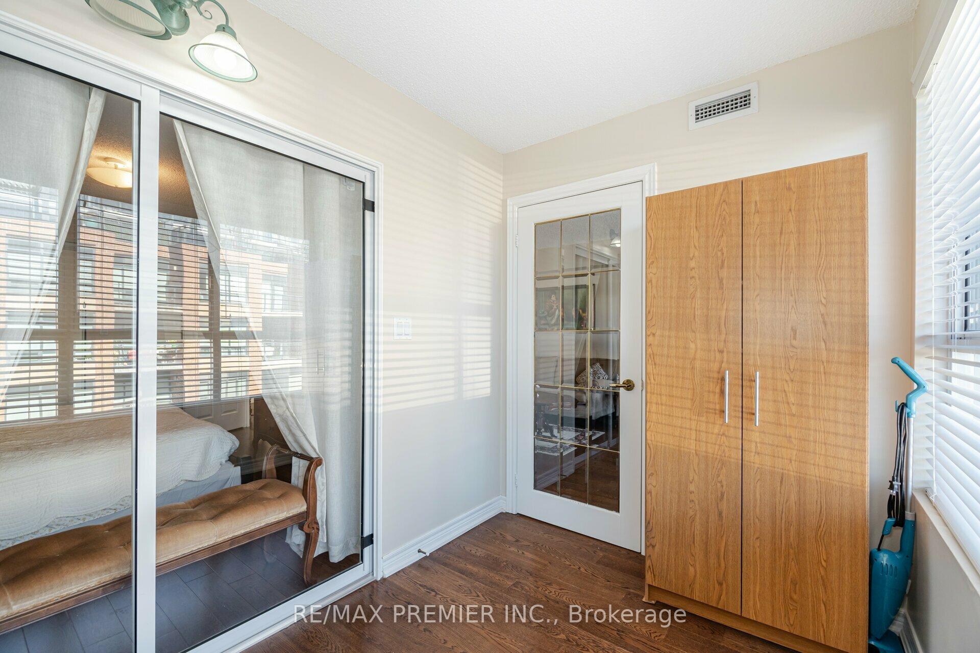 2 Bedrooms Condo at 121 Woodbridge,  Vaughan For sale