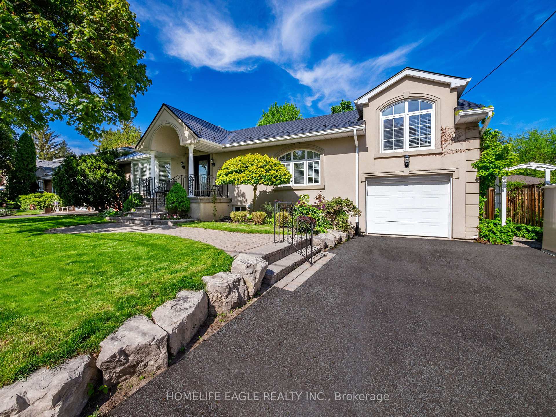 11 Knollside Drive, Richmond Hill, ON L4C 4W7