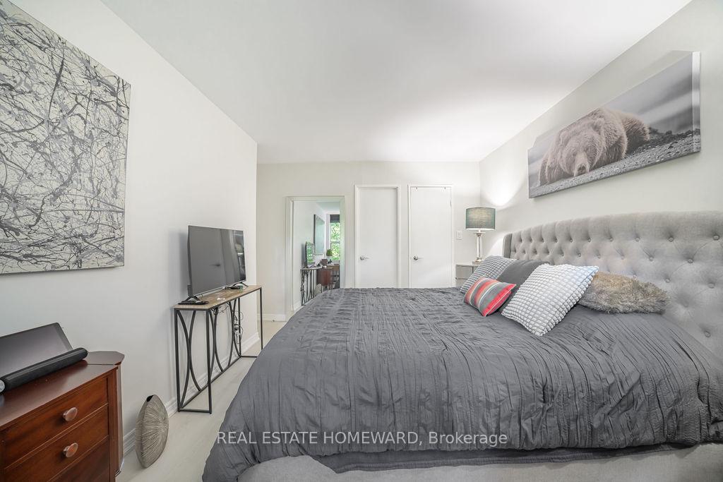 3 Bedrooms Condo at 20 Fashion Roseway, Toronto For sale