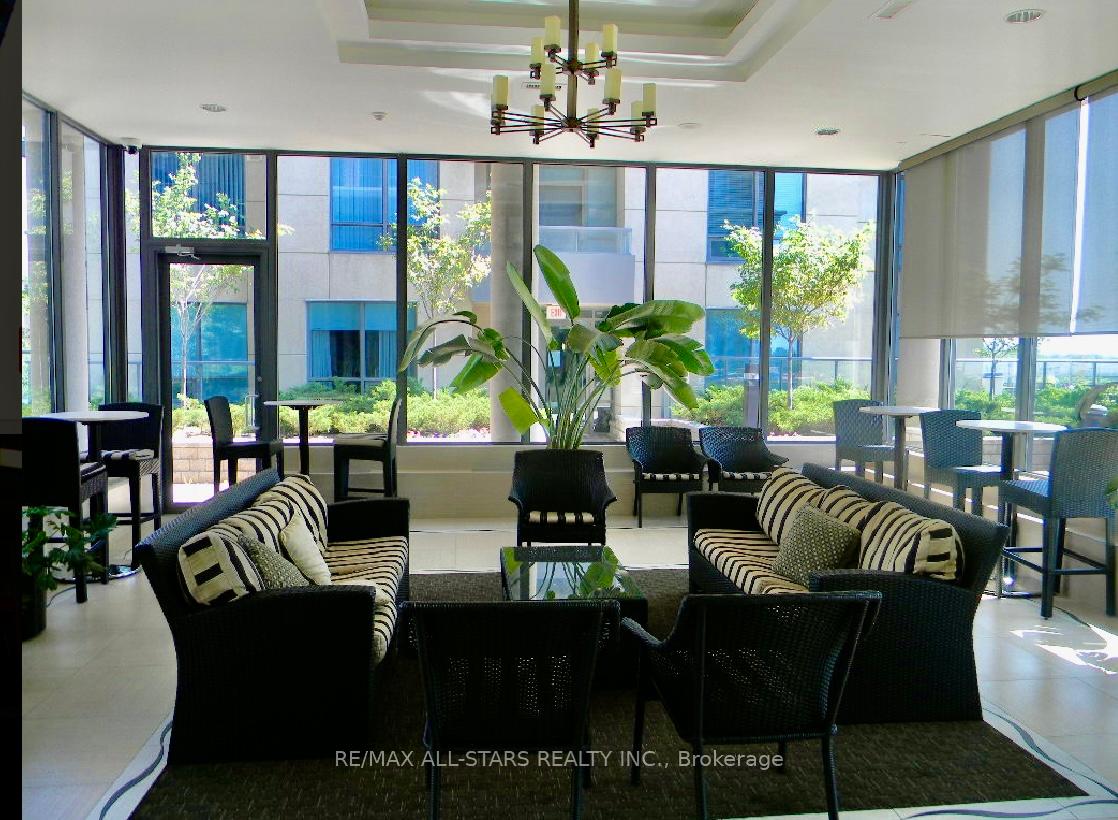 2 Bedrooms Condo at 35 Viking, Toronto For sale
