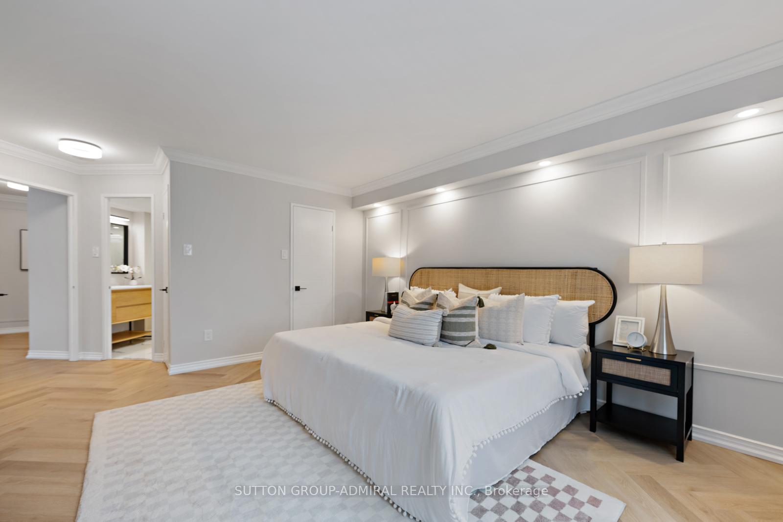 2 Bedrooms Condo at 7 Townsgate, Vaughan For sale