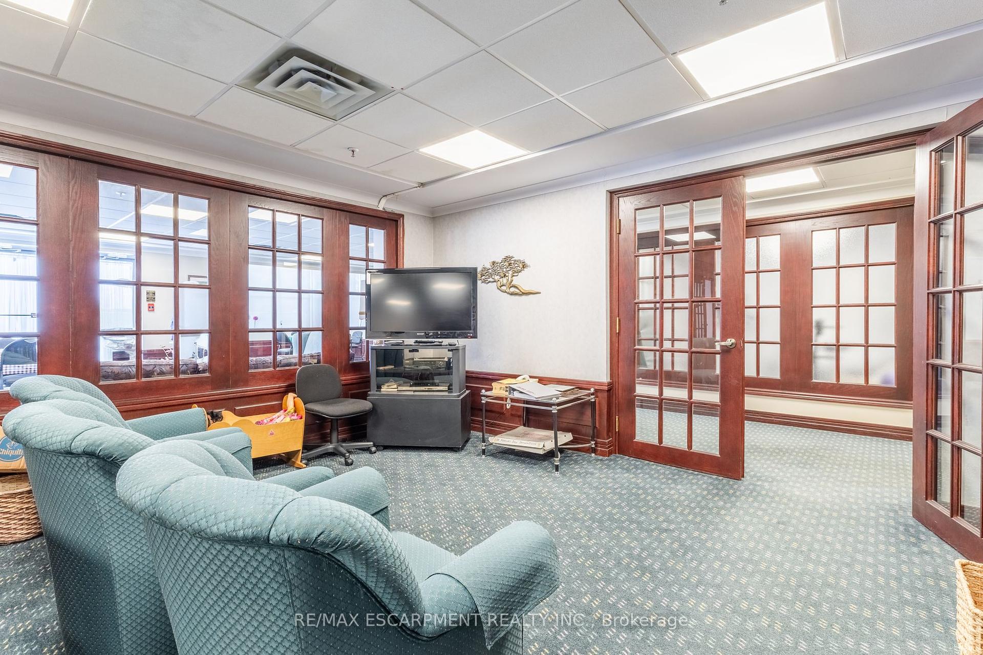 2 Bedrooms Condo at 2199 Sixth,  Oakville For sale