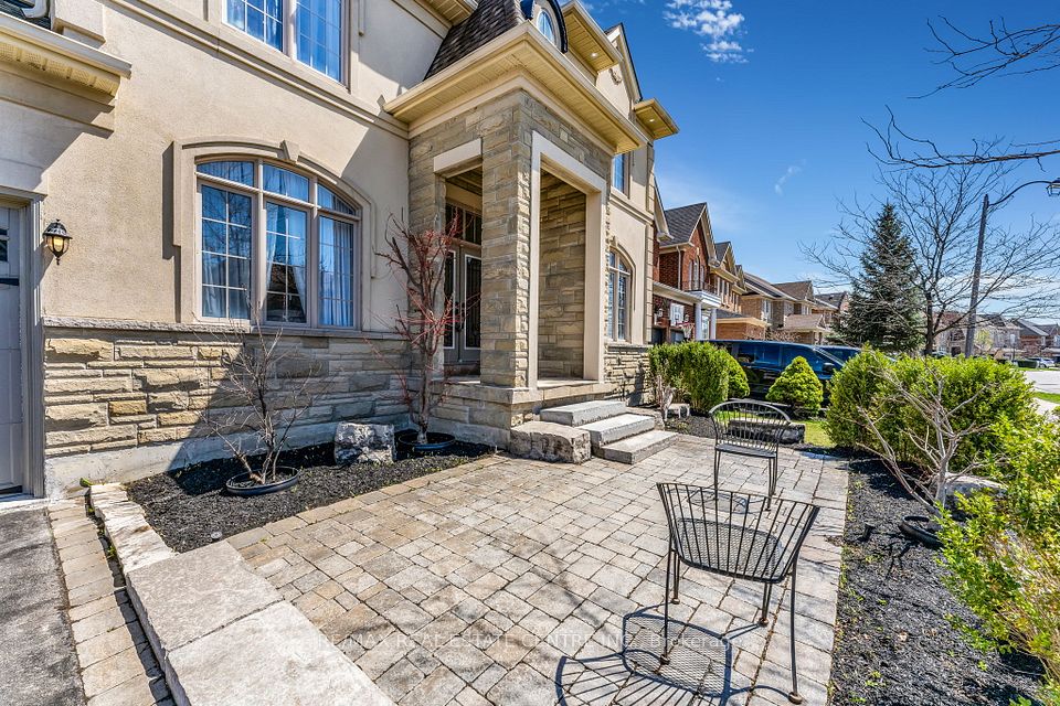 3 Hugo Road, Brampton, ON L6P 1W4
