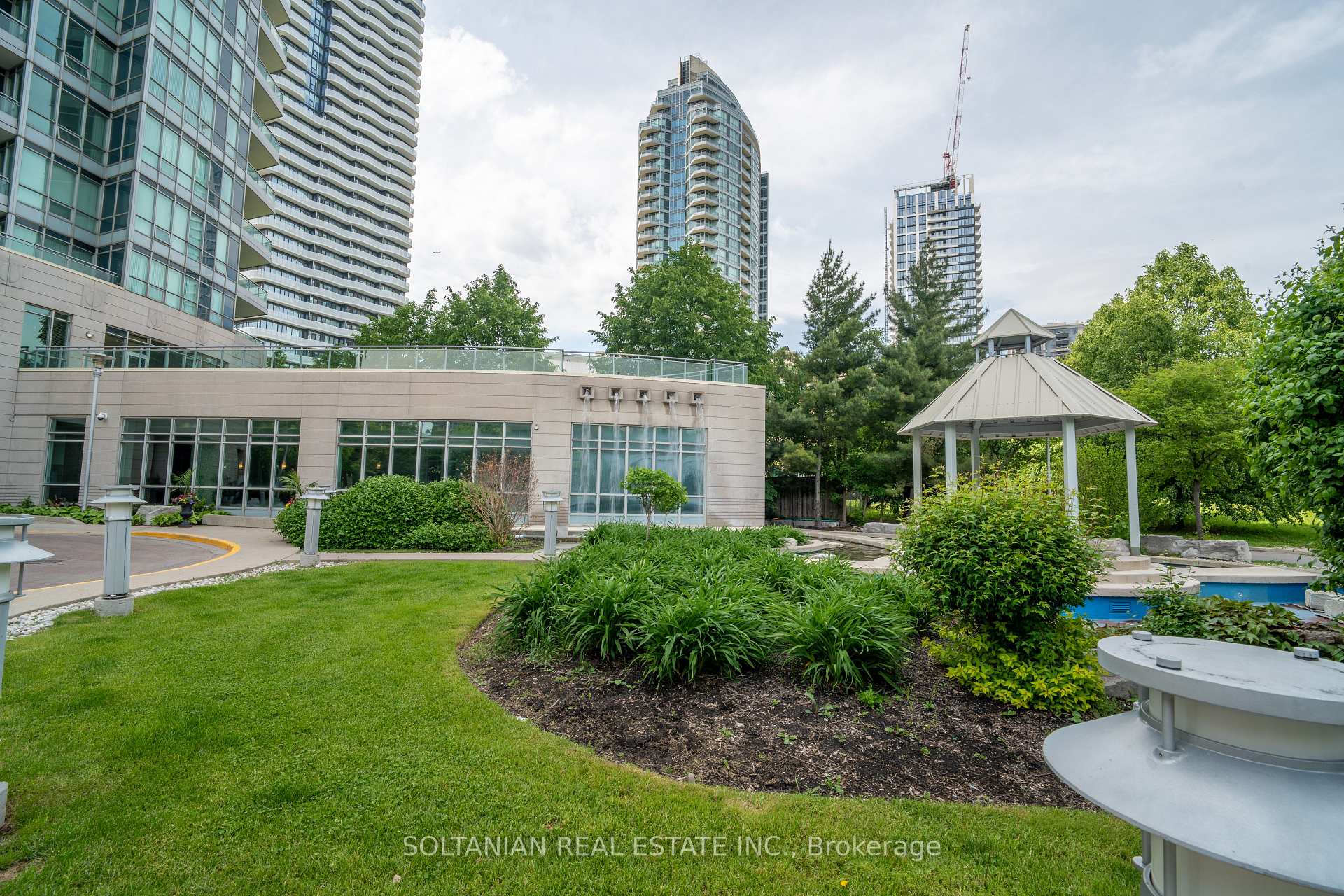 2 Bedrooms Condo at 60 Byng, Toronto For sale