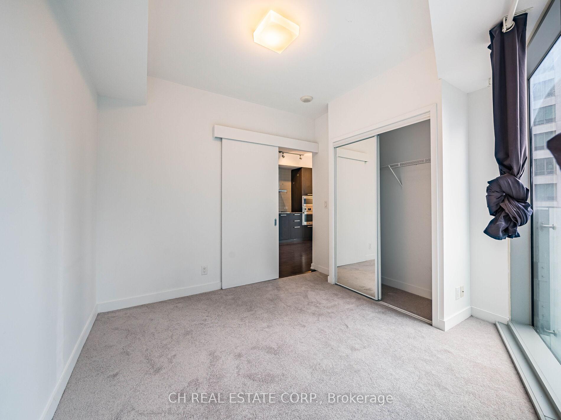 2 Bedrooms Condo at 12 York,  Toronto For sale