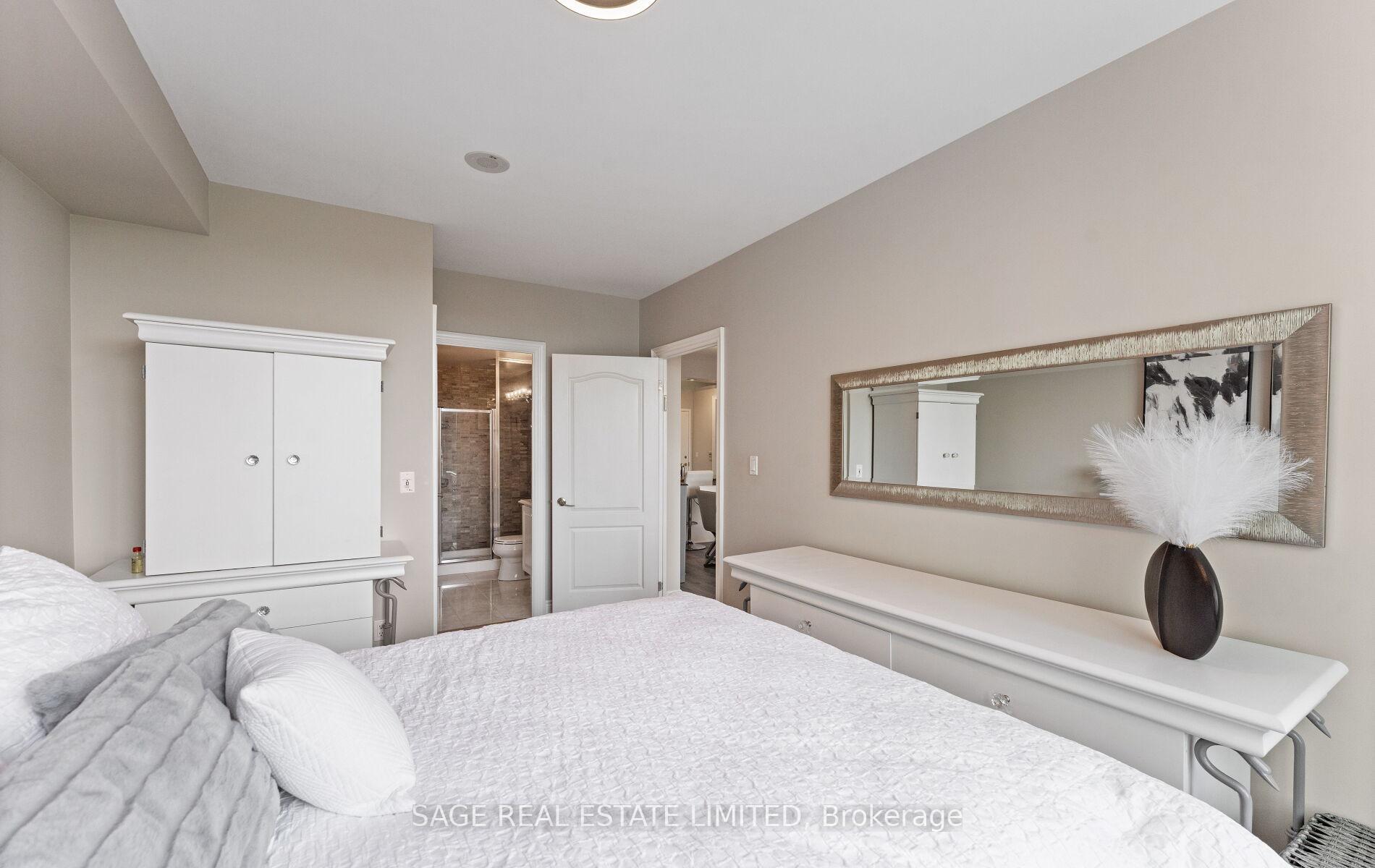 2 Bedrooms Condo at 88 Promenade, Vaughan For sale