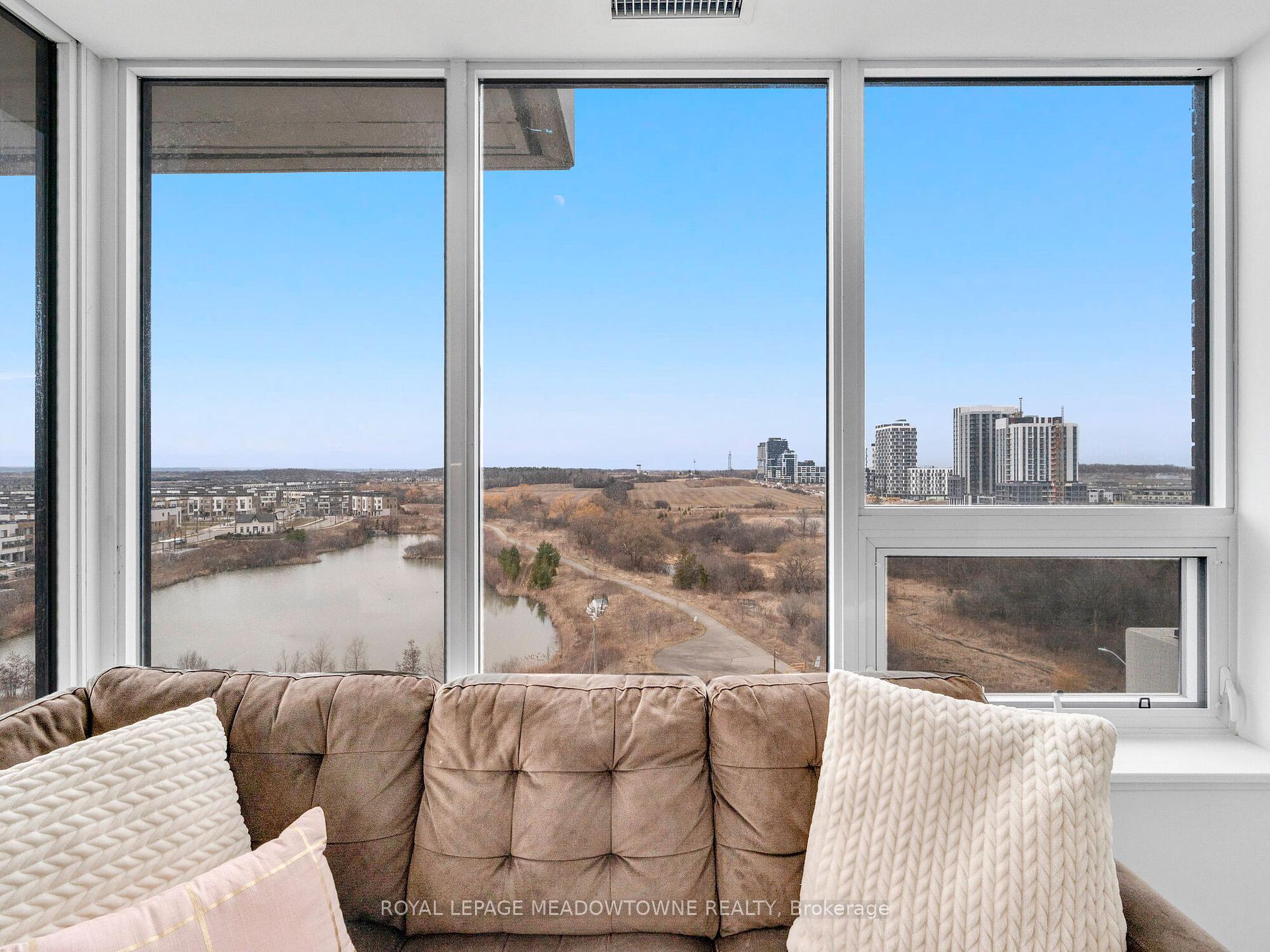 2 Bedrooms Condo at 2489 Taunton, Oakville For sale